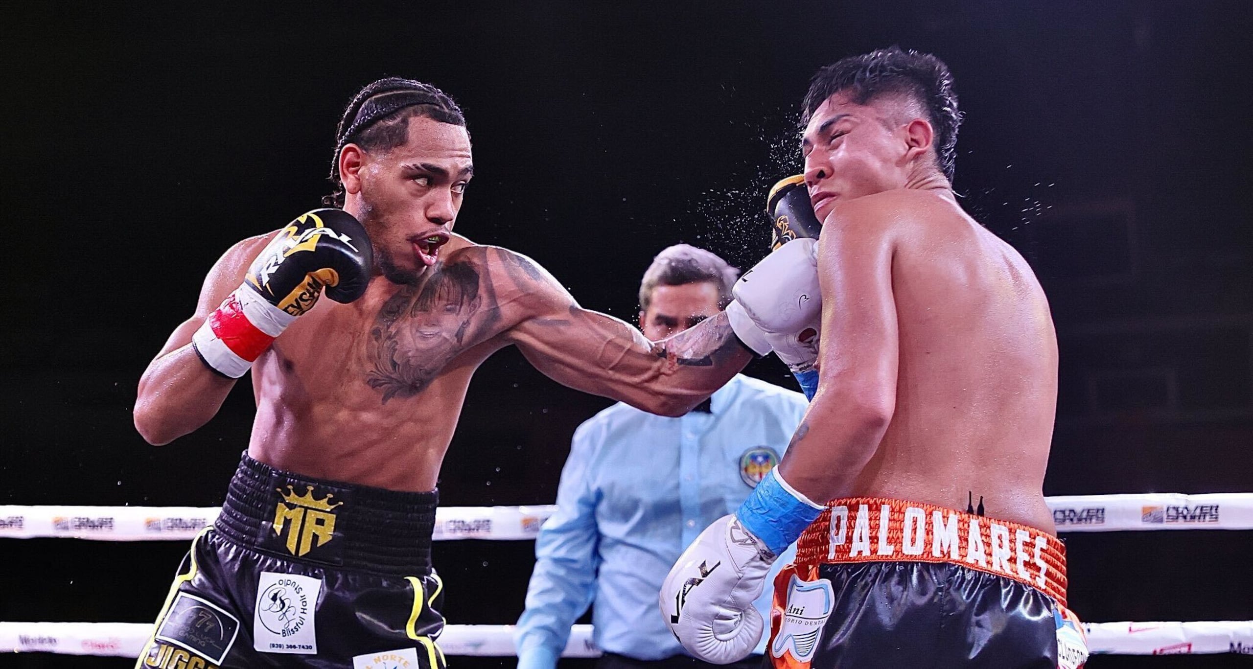 Yan Carlos Santana conecta una zurda al rostro de Edwin Palomares.