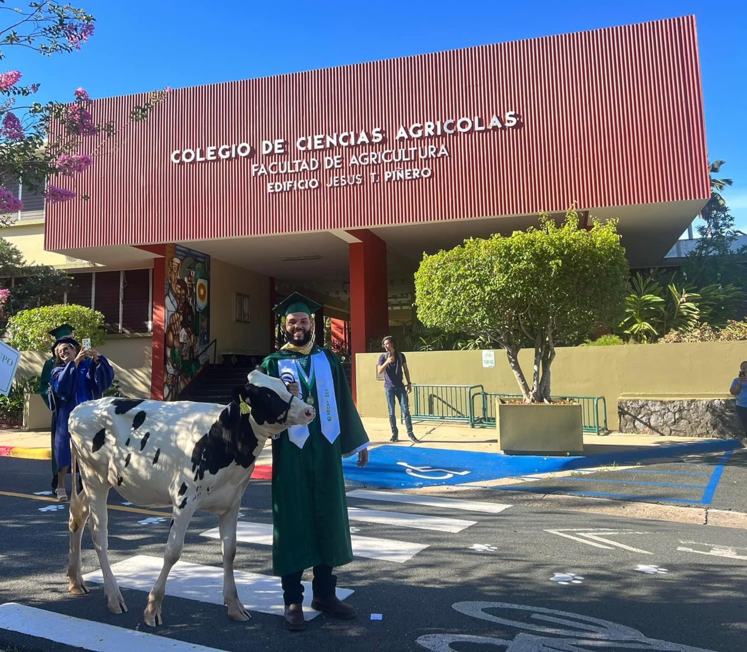 Joshua López Alfonzo posa frente a la facultad de Ciencias Agrícolas con la novilla Ola.