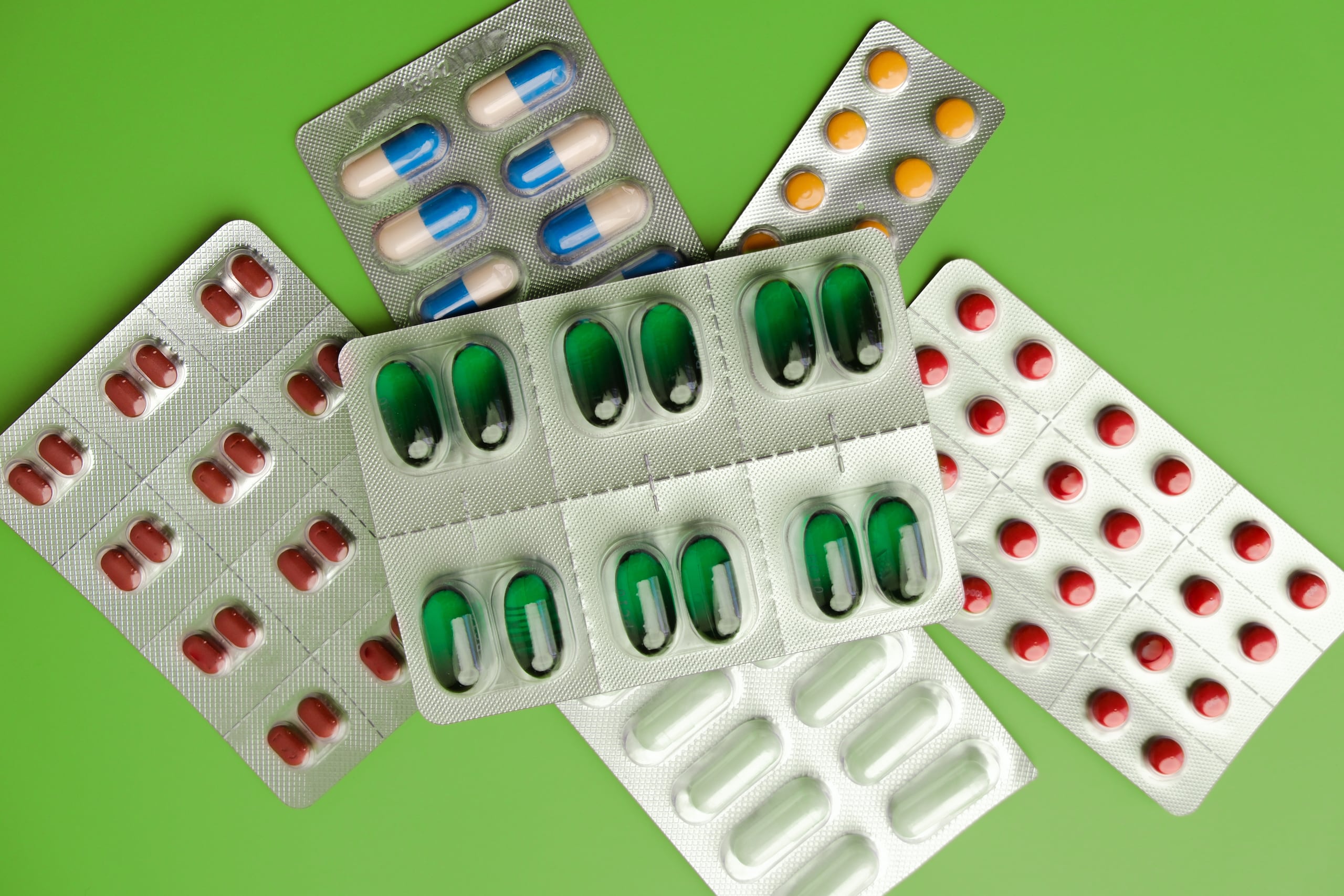 Los medicamentos genéricos contienen el mismo ingrediente activo, es decir, el componente que produce el efecto terapéutico. Esto significa que trabajan de la misma manera en el cuerpo y ayudan a tratar las mismas afecciones de salud.