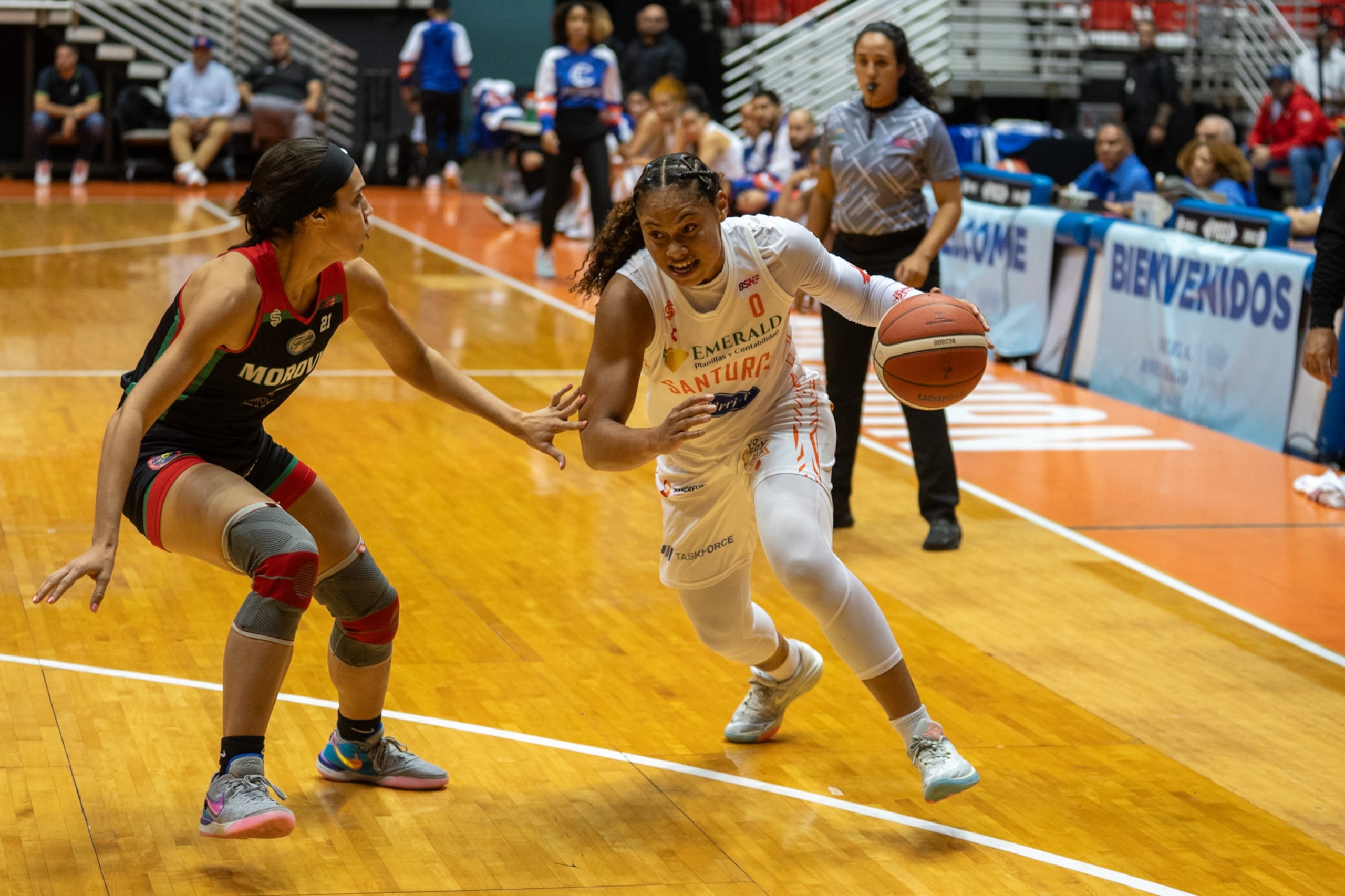 La escolta de las Cangrejeras de Santurce, Brianna Jones, ataca el canasto en un partido contra las Montañeras de Morovis.