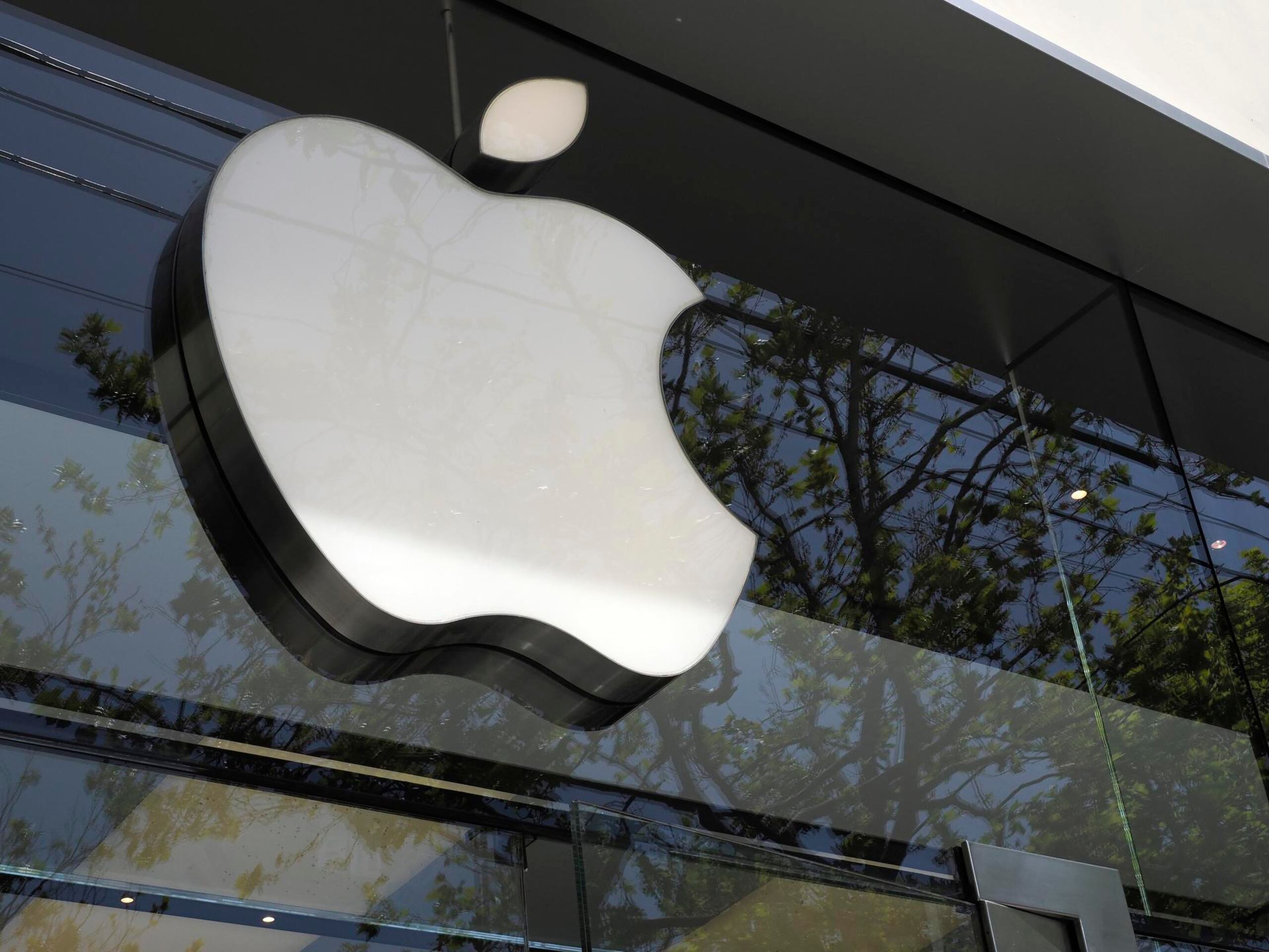 Apple aclaró que el intercambio de información a través de NameDrop no ocurre de manera automática y que los usuarios involucrados deben autorizarlo.