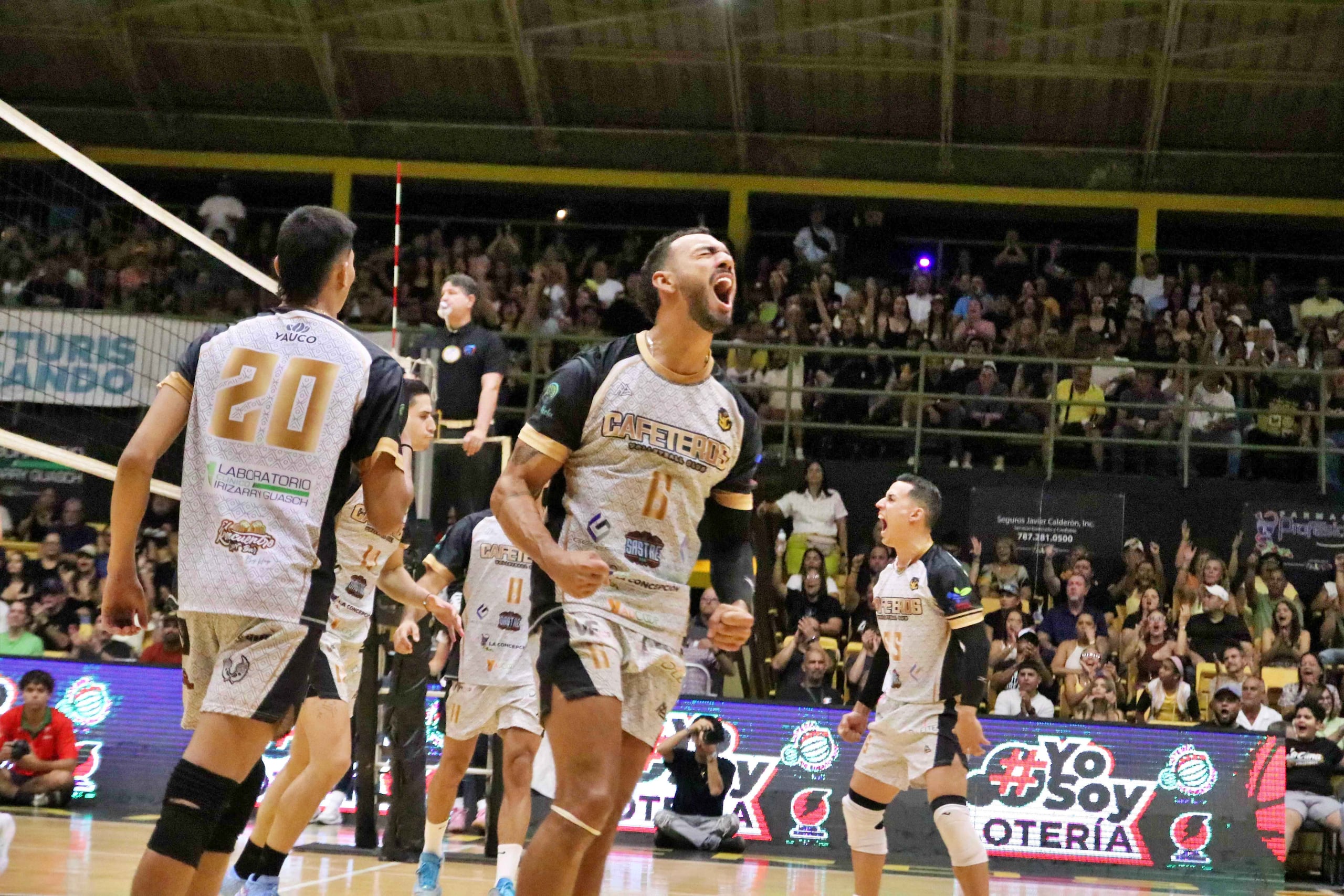 Los Cafeteros de Yauco celebran durante el cuarto juego de la serie final de la LVSM.