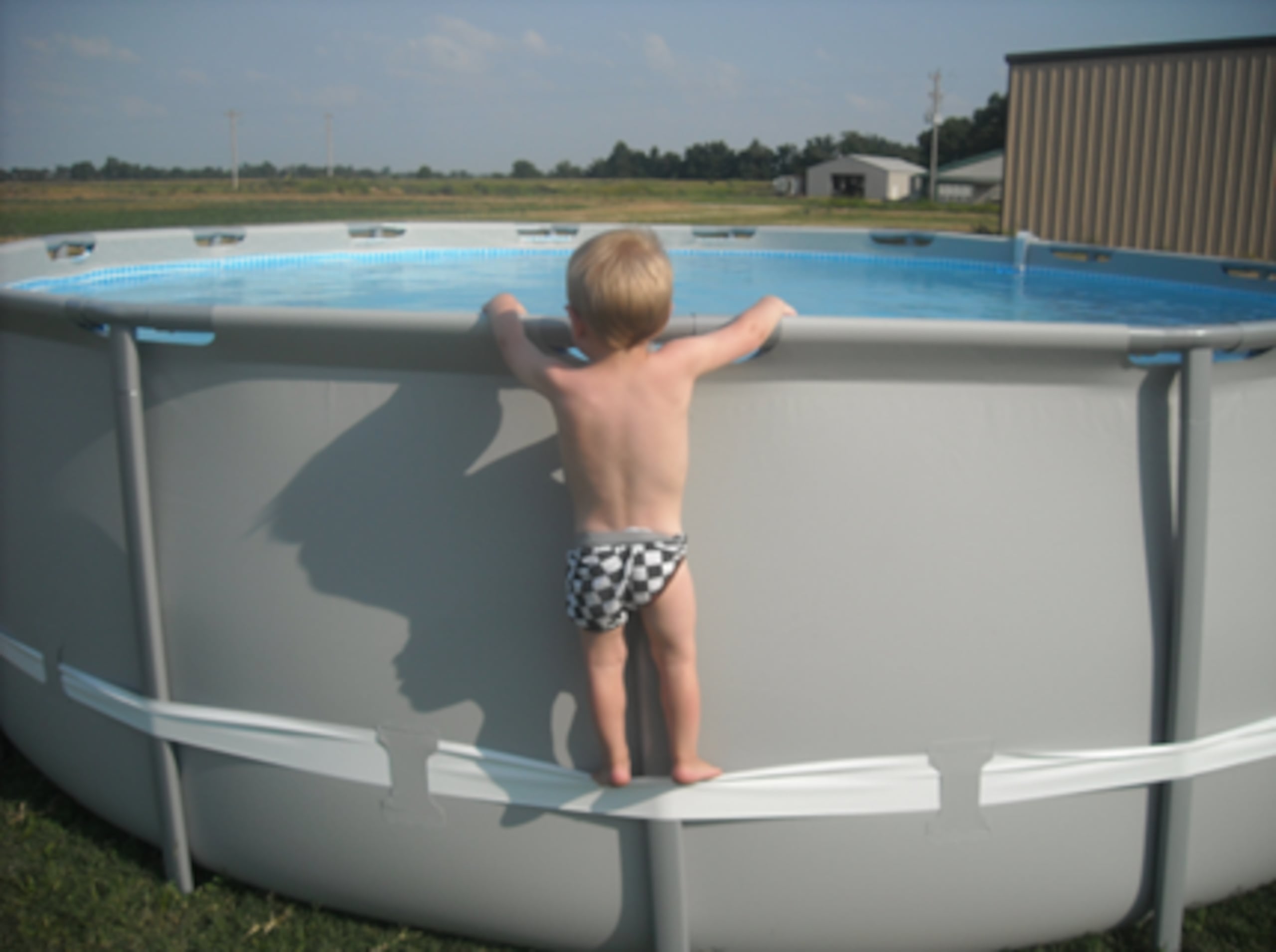 Los niños pueden utilizar la correa de compresión como punto de apoyo para ingresar a la piscina sin supervisión.