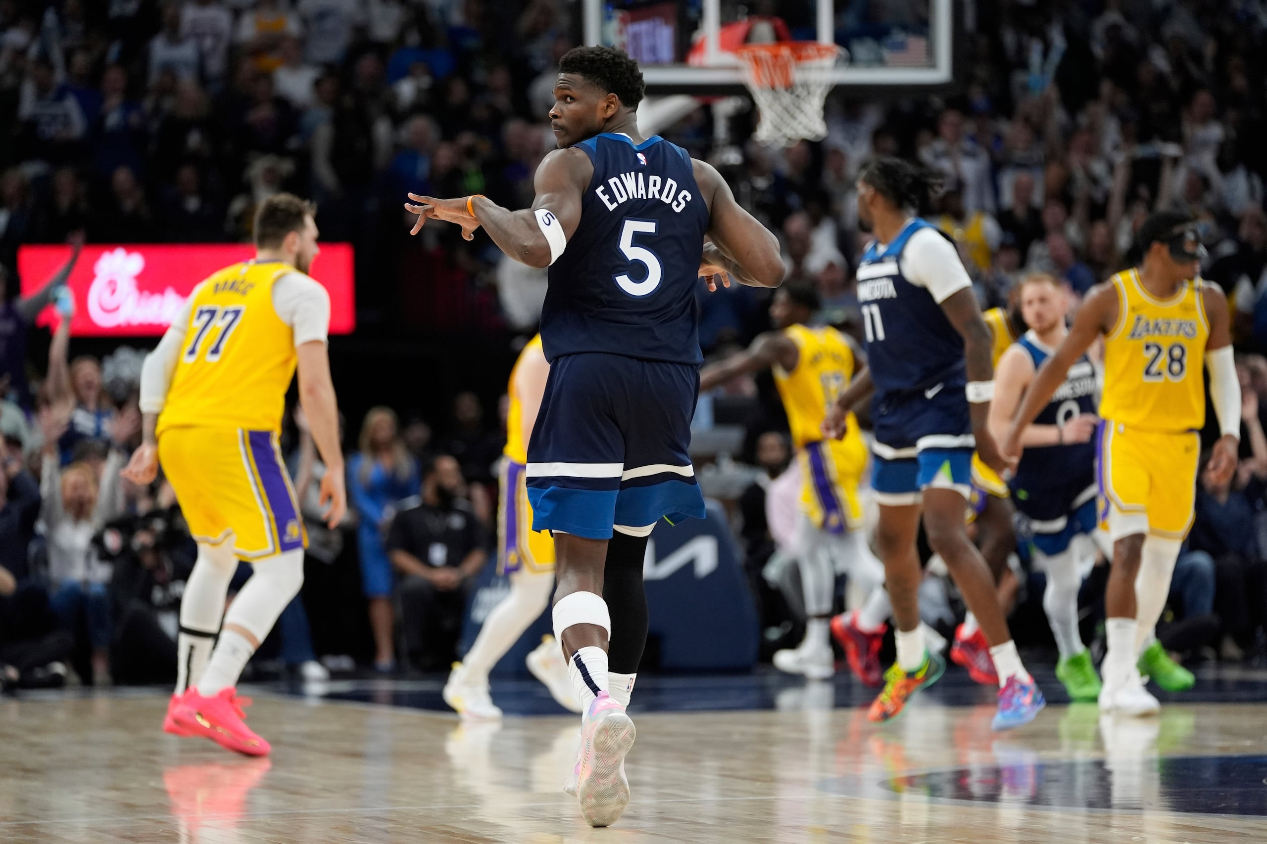 Anthony Edwards, de los Timberwolves de Minnesota, celebra después de anotar un triple ante los Lakers de Los Ángeles.