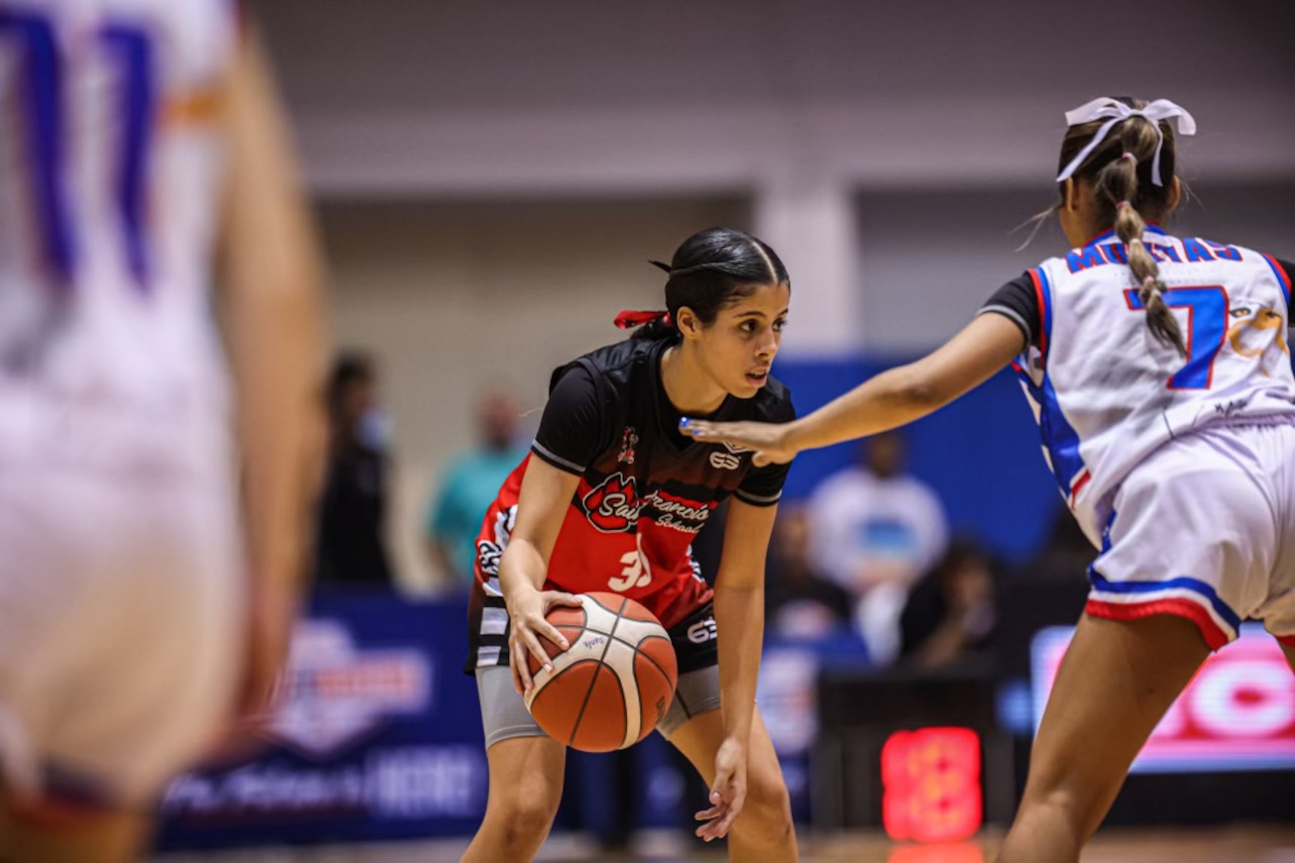Desireck Nieves controla el balón durante la final del Top Ranked Buzzer Beater.