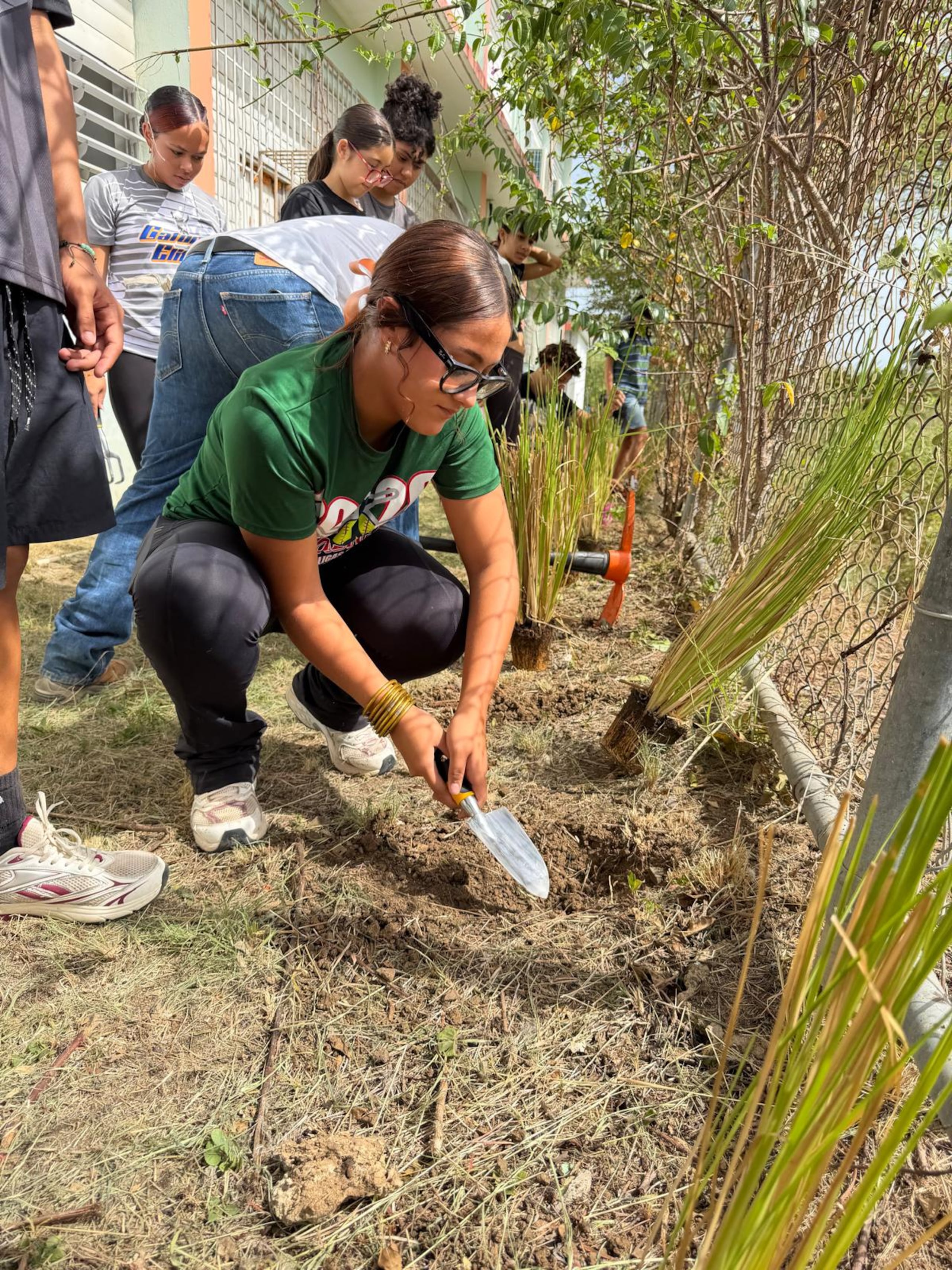 Como parte de un esfuerzo de restauración ecológica, la actividad incluyó una jornada de siembra de vetiver.
