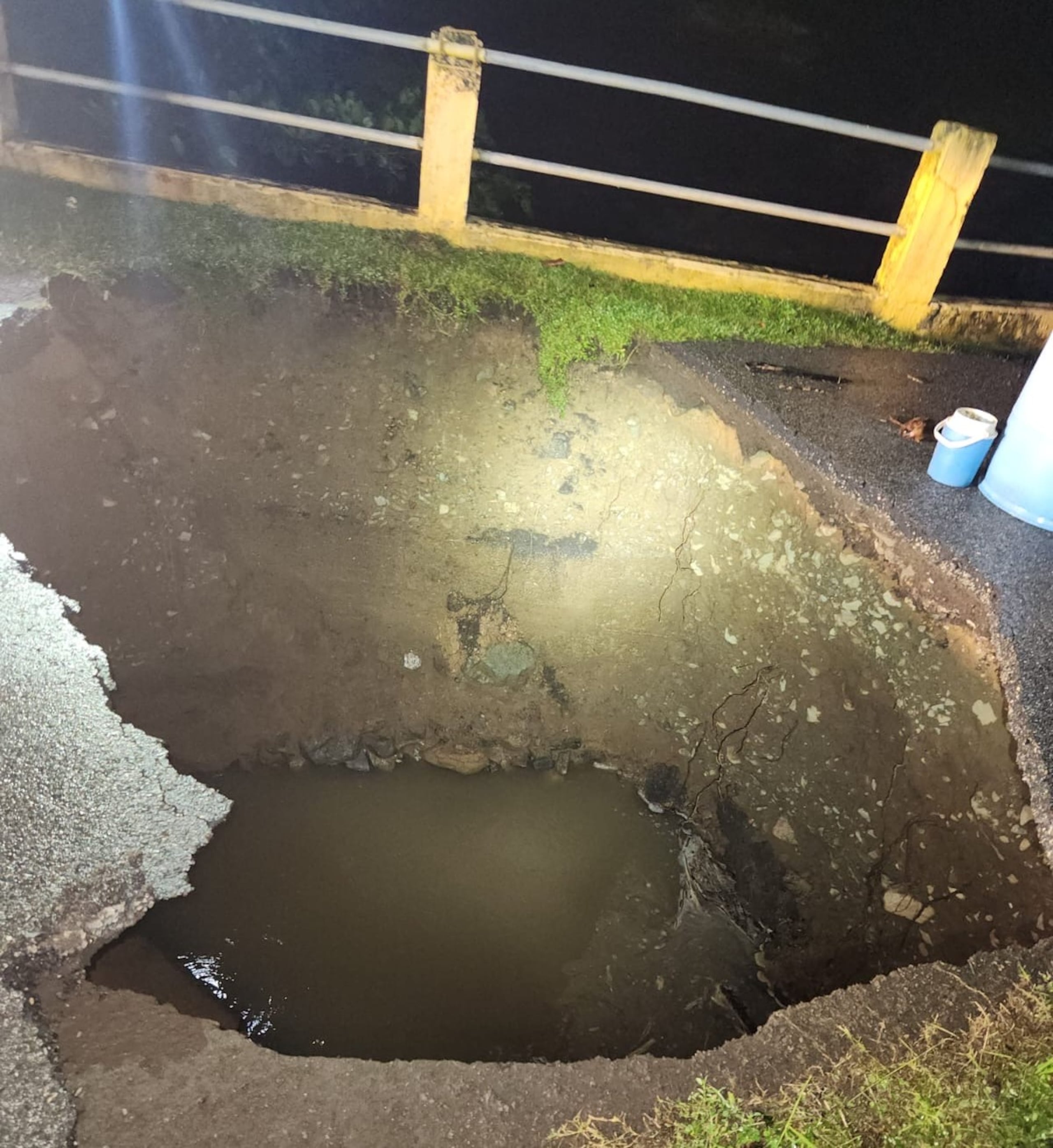 Socavón en Patillas que se formó por las intensas lluvias del 31 de octubre de 2024.