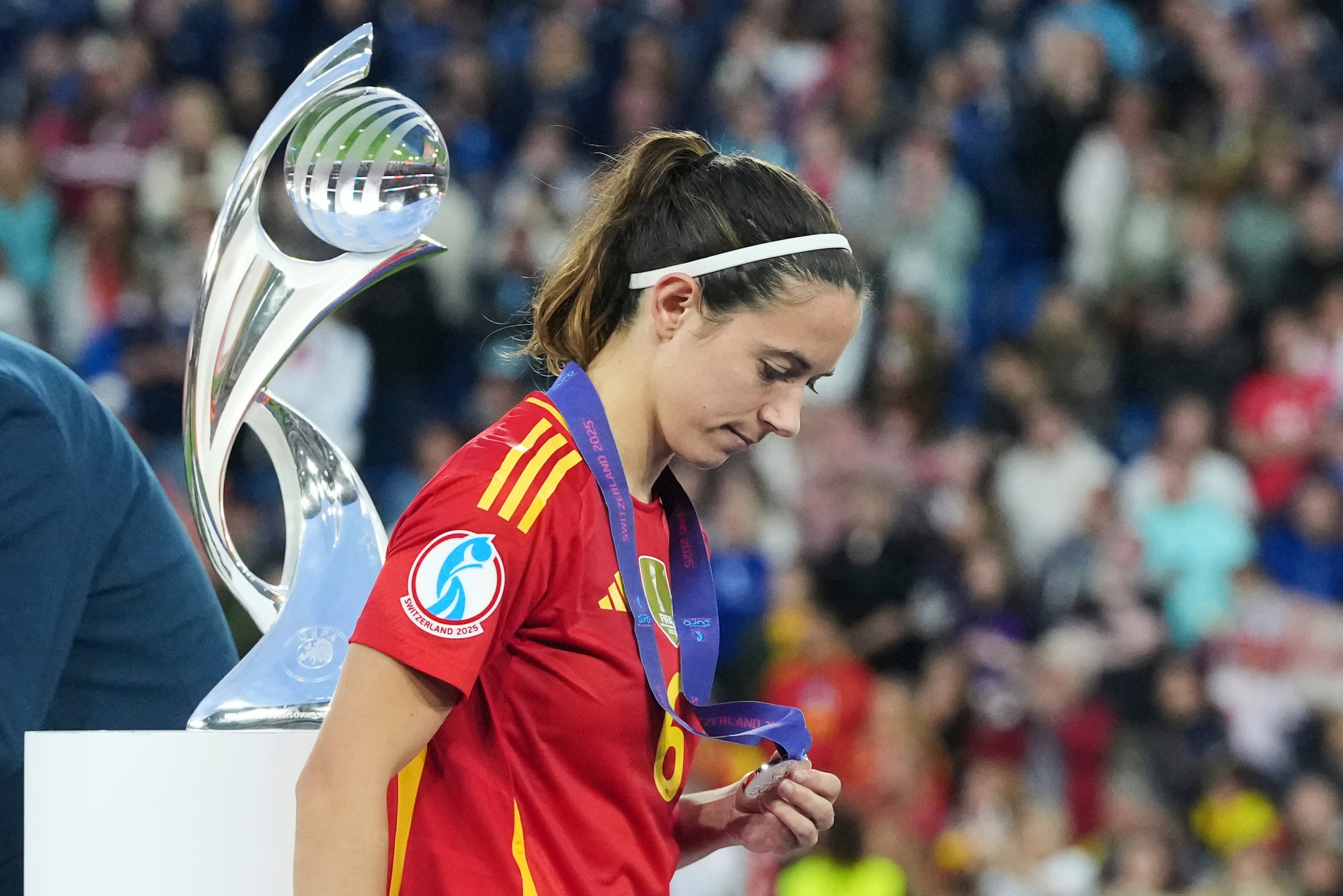 La volante española Aitana Bonmatí tras la derrota ante Inglaterra en la final de la Eurocopa, el 27 de julio de 2025, en Basilea, Suiza. (AP Foto/Martin Meissner)