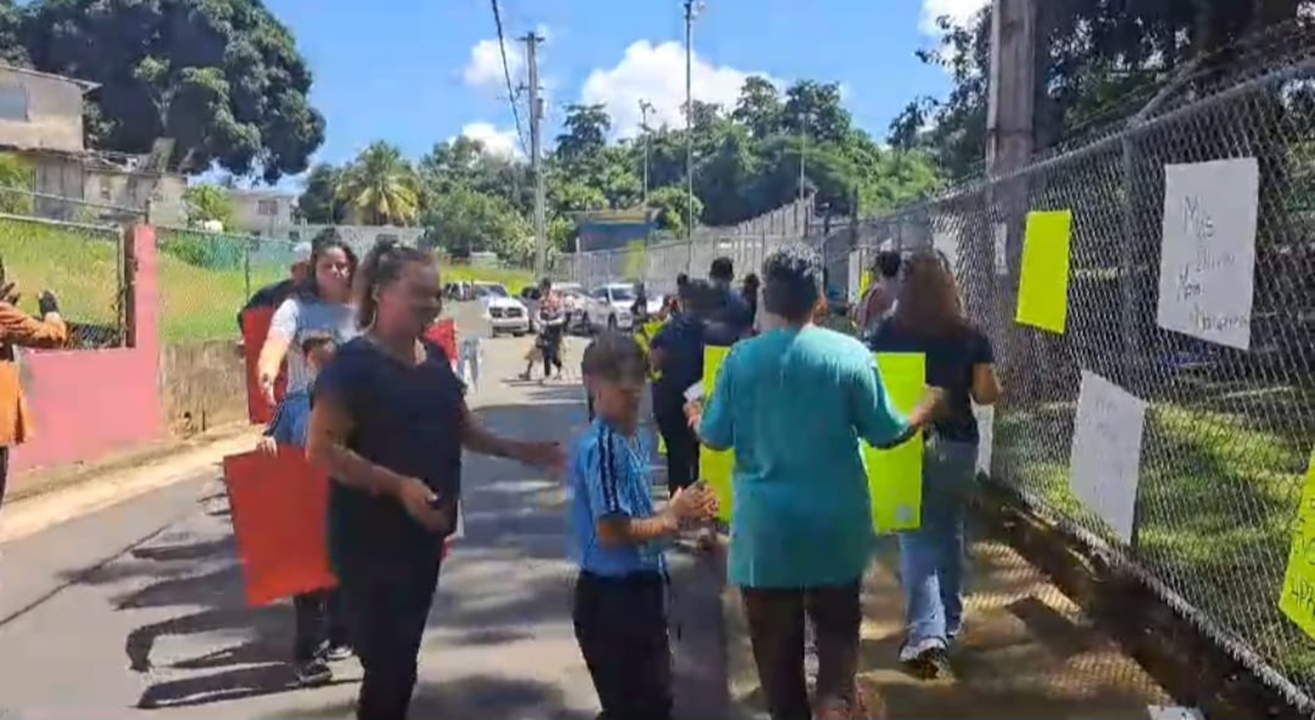 Padres y estudiantes participando de la manifestación pacífica.
