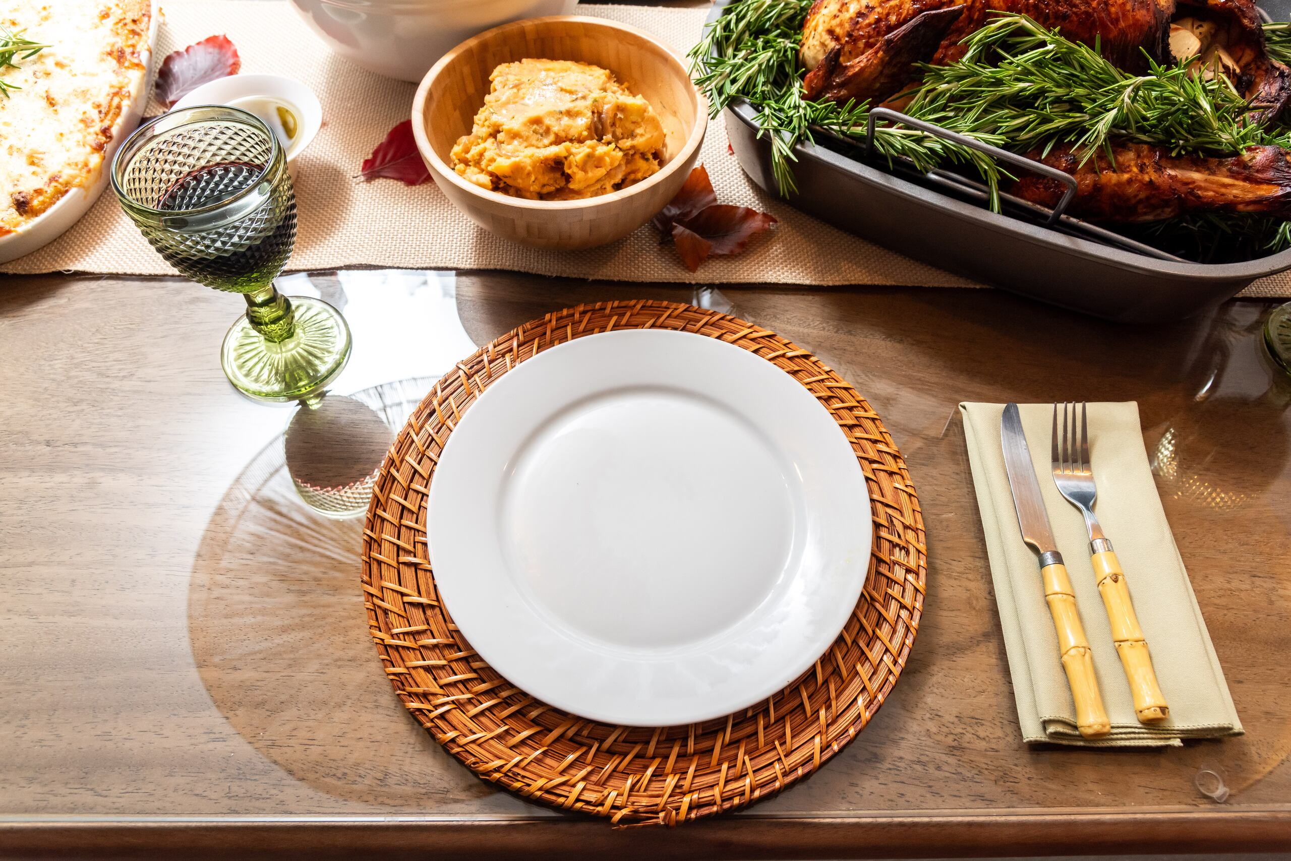 El "charger" plate es una pieza importante en la mesa, mientras que las servilletas complementa la paleta de color de la temporada.