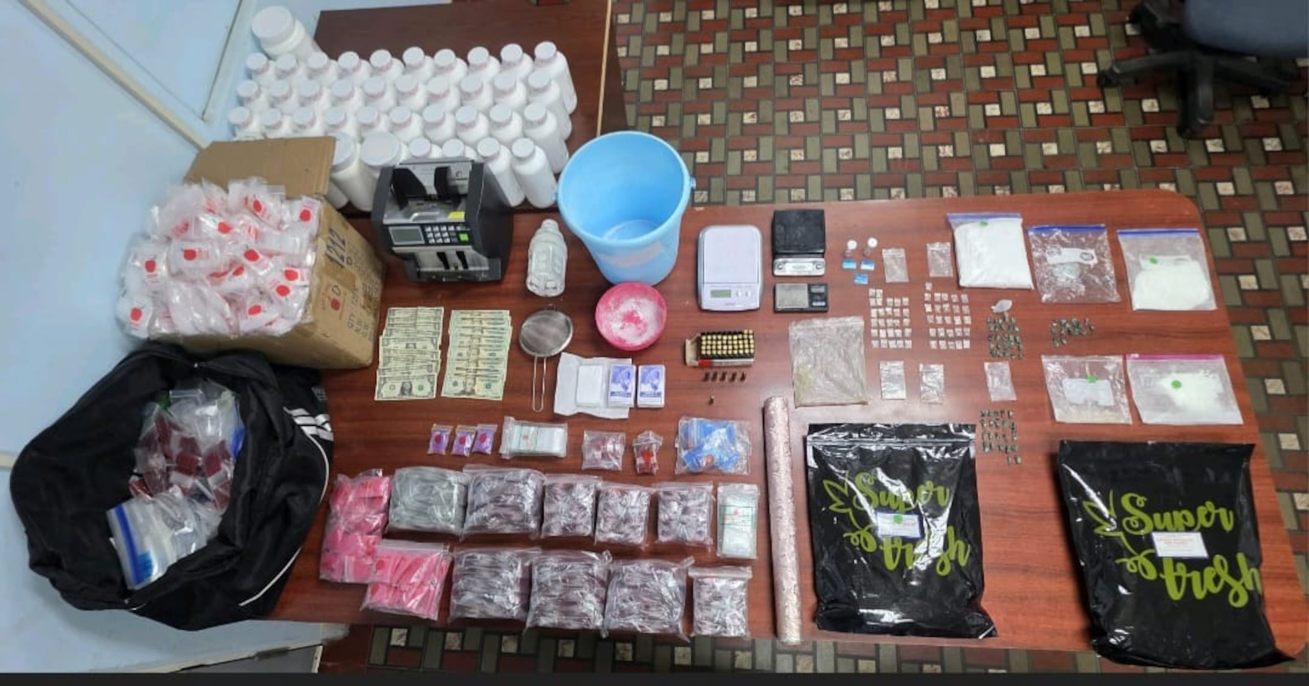 Gran cantidad de cocaína y fentanilo ocupadas durante un allanamiento en una residencia en Isabela.