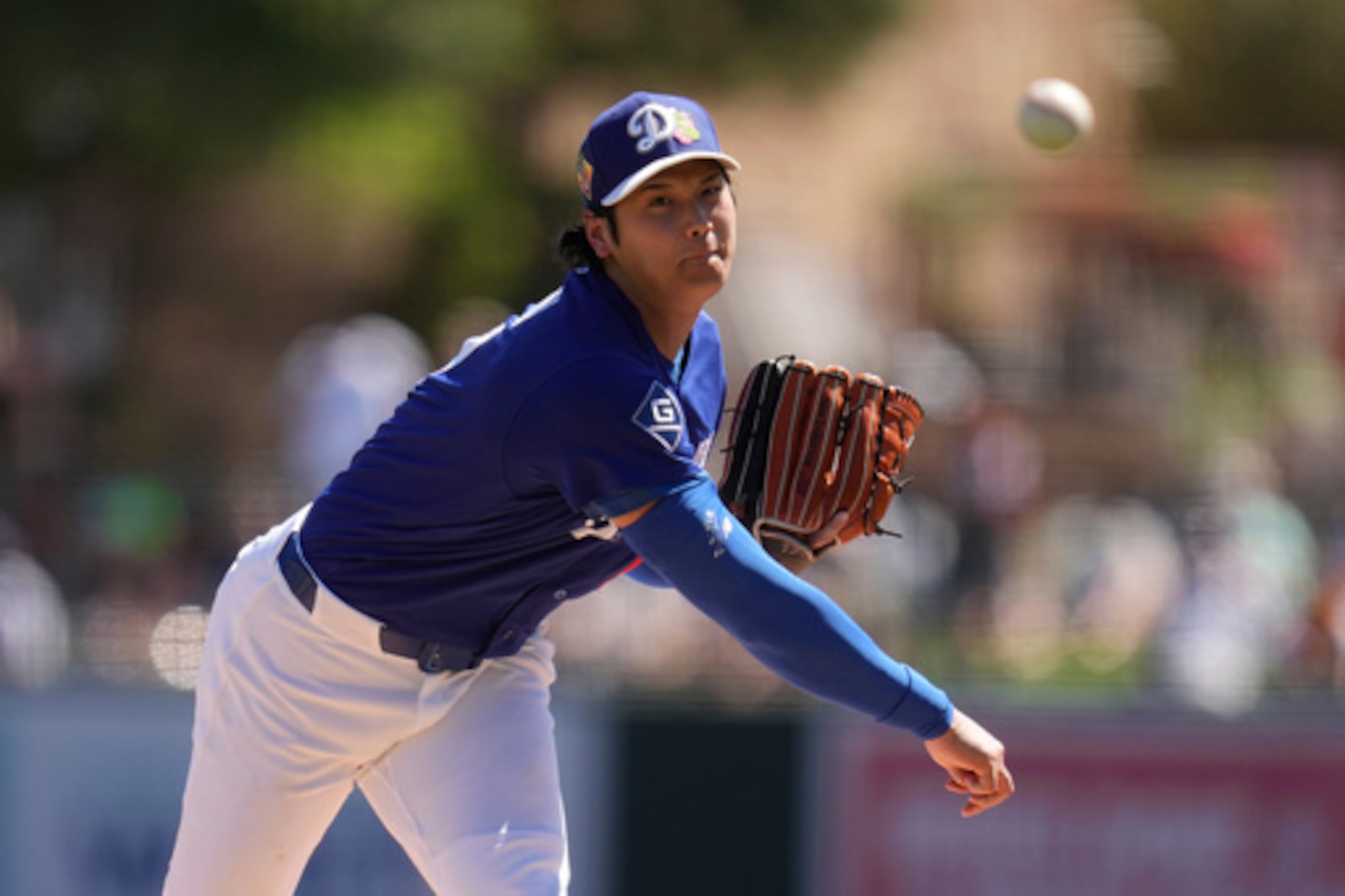 El lanzador inicial de los Dodgers de Los Ángeles, el japonés Shohei Ohtani, lanza contra los Gigantes de San Francisco durante la primera entrada de un partido de béisbol de entrenamiento de primavera, el miércoles 18 de marzo de 2026, en Phoenix. (AP Photo/Ross D. Franklin)