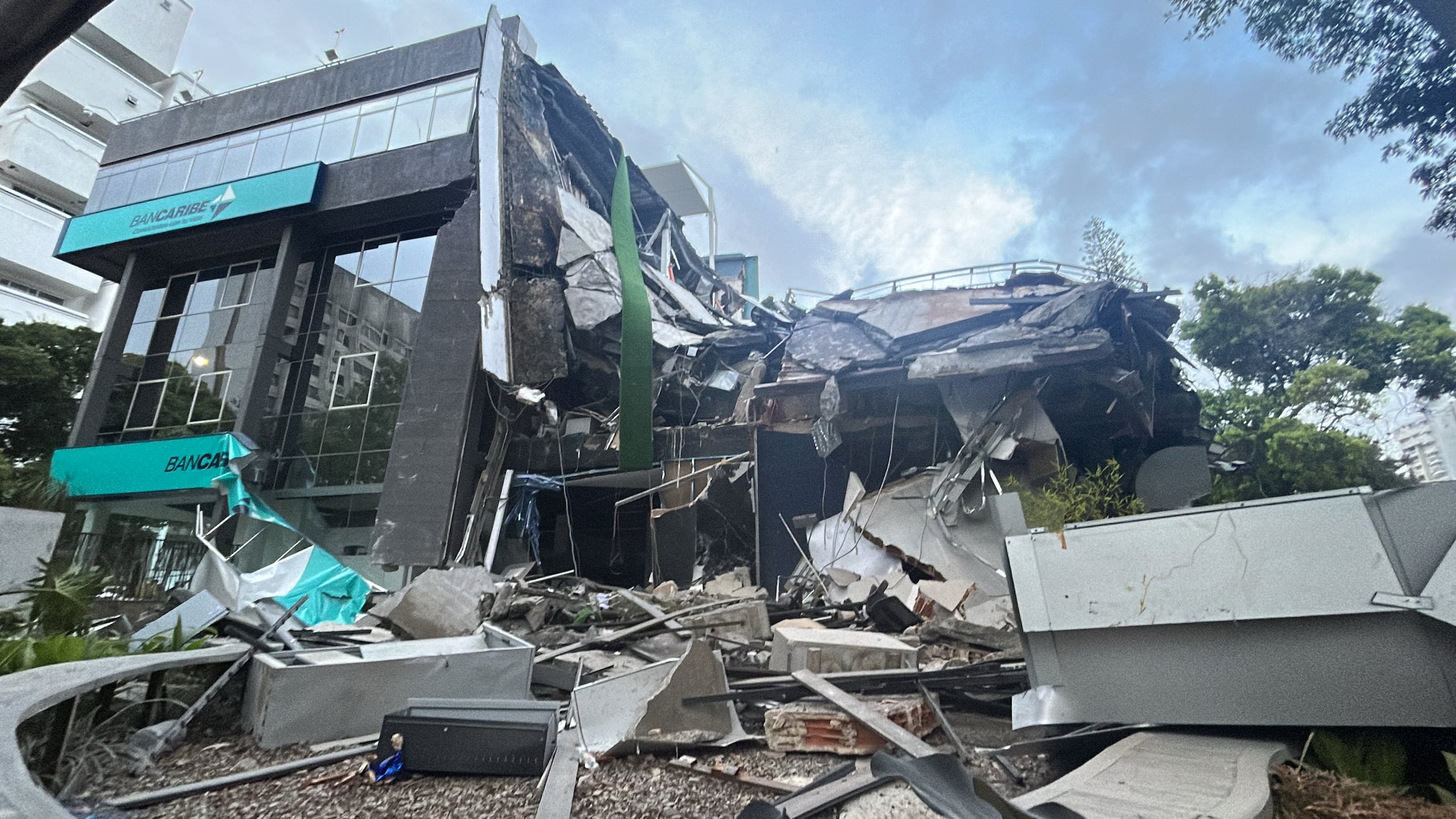 El Servicio Geológico de Estados Unidos (USGS) reportó una magnitud de 7.1 con epicentro a unos 28 kilómetros (17 millas) al oeste de la comunidad de Morón