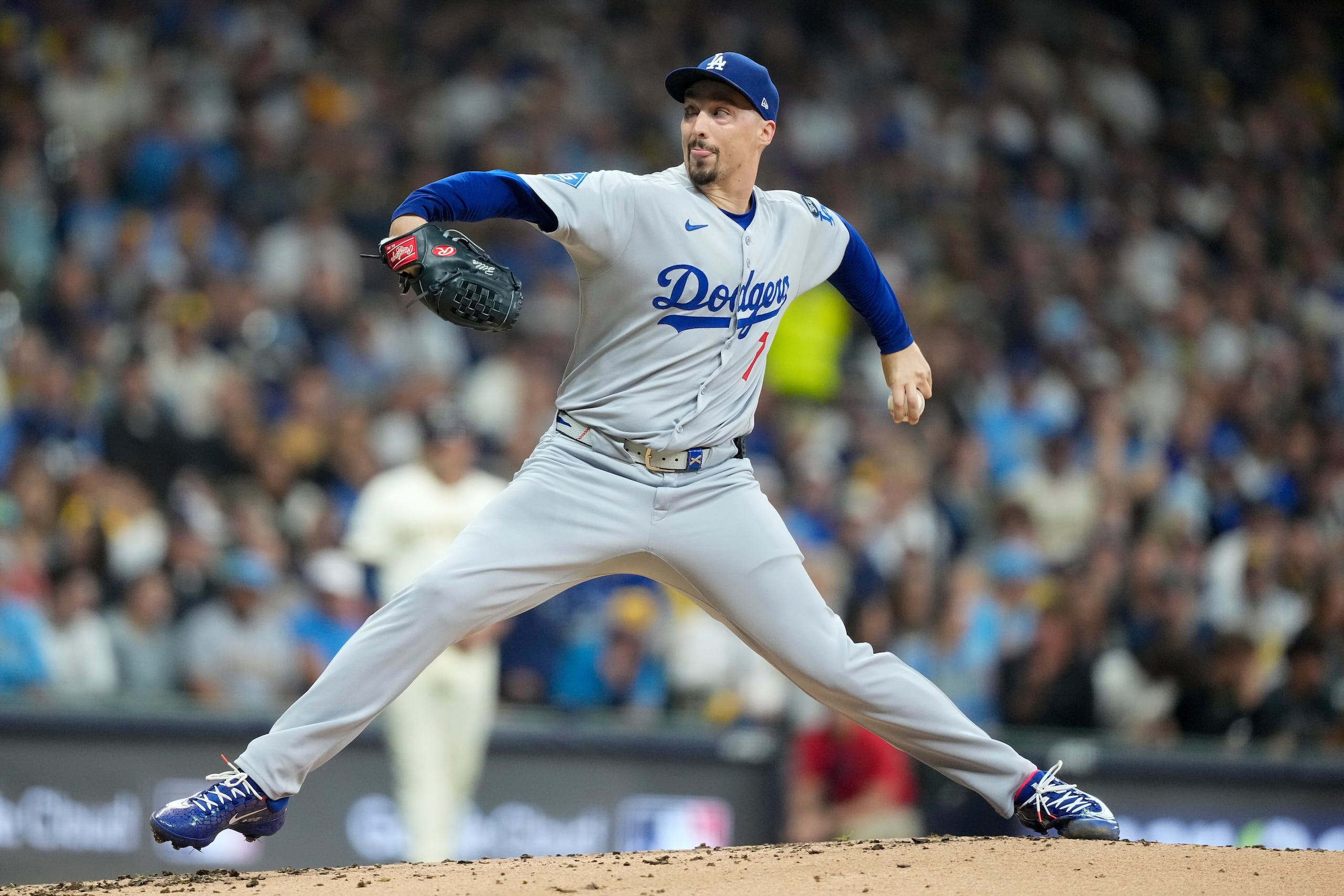 Blake Snell, de los Dodgers de Los Ángeles, lanza frente a los Cerveceros de Milwaukee en el primer juego de la Serie de Campeonato de la Liga Nacional, el lunes 13 de octubre de 2025 (AP Foto/Brynn Anderson)