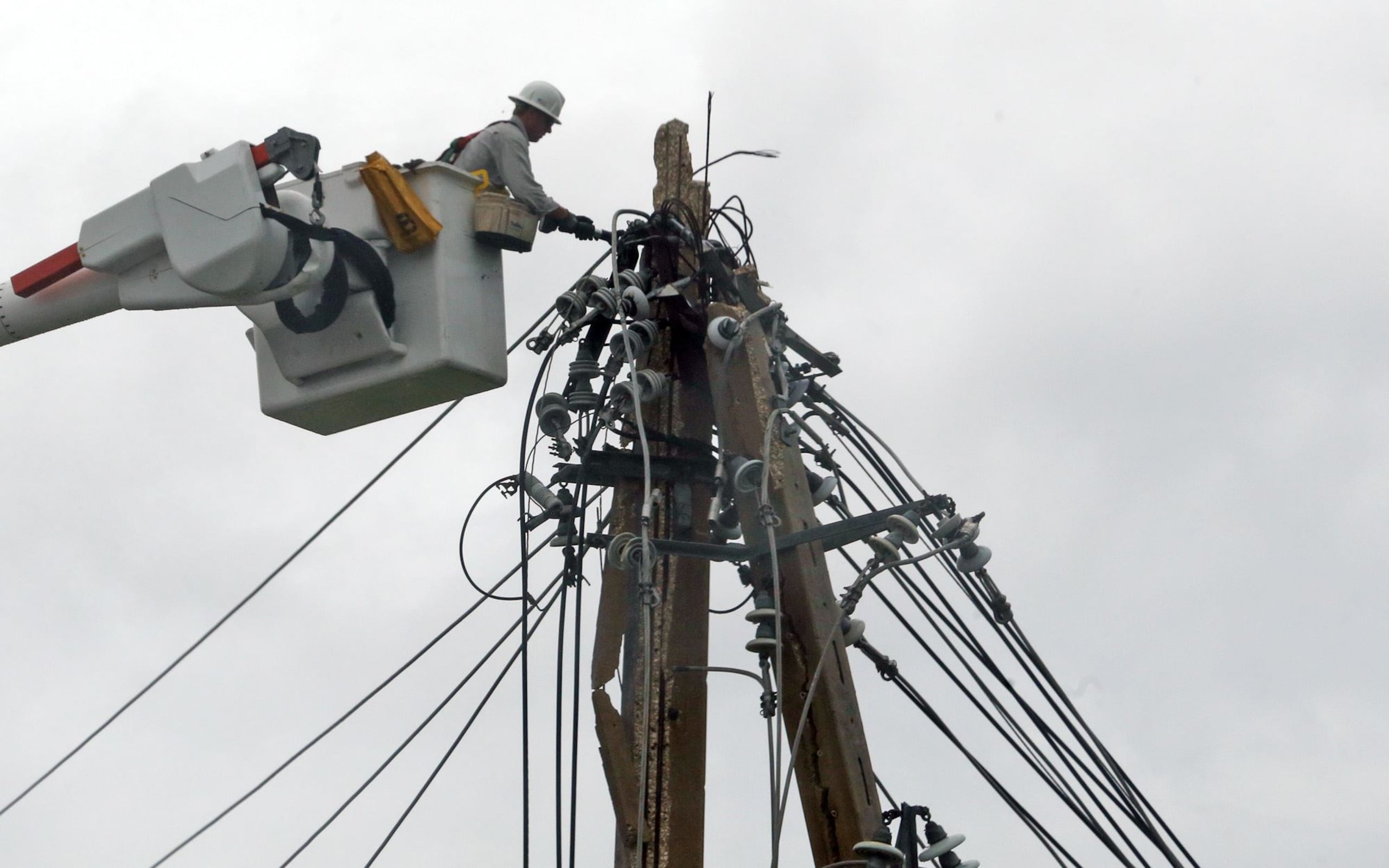 Brigadas de la AEE estarán realizando reparaciones y labores de mantenimiento que podrían causar interrupciones en el servicio de luz en Guaynabo y Jayuya.