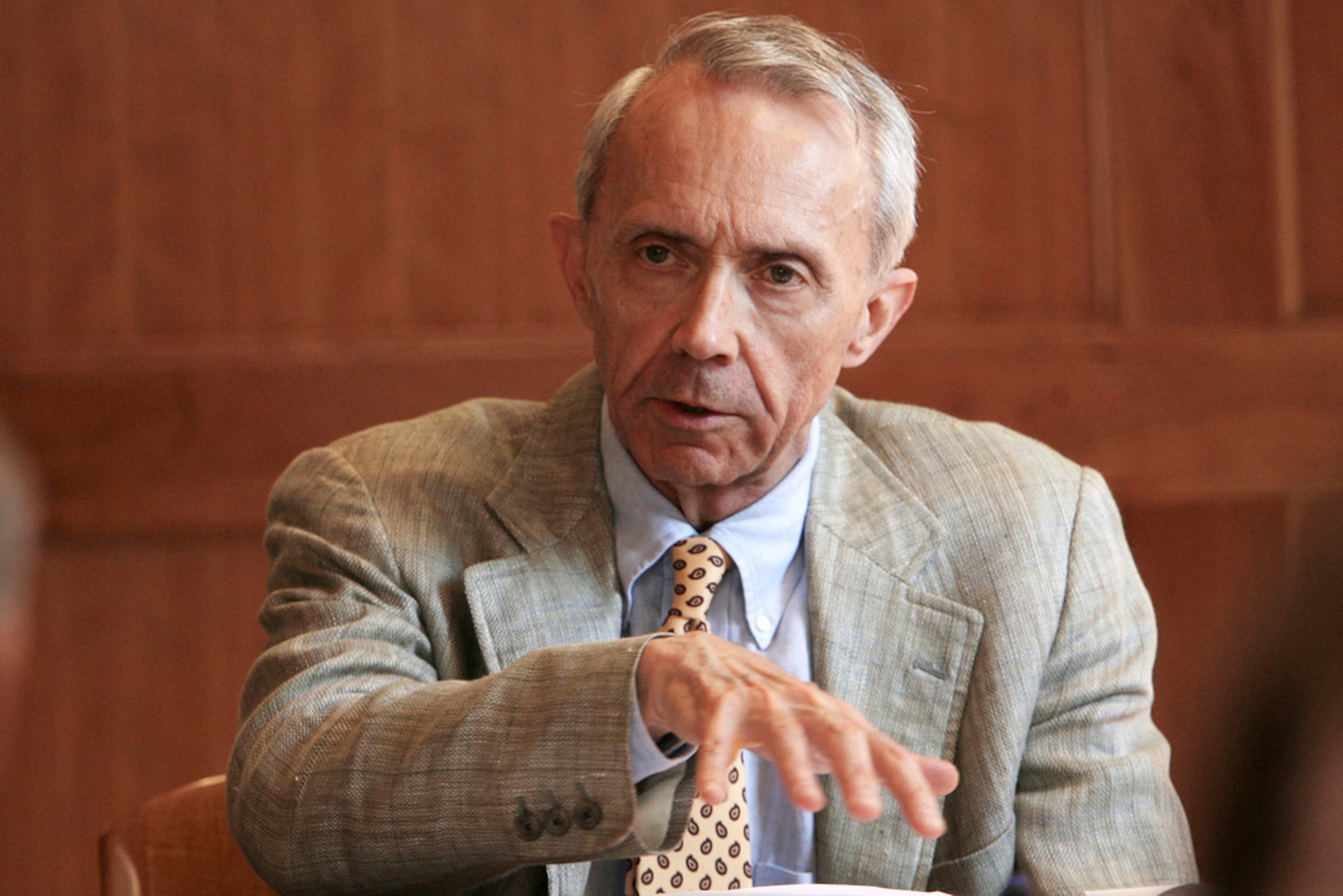 El exjuez David Souter trabaja con su grupo para promover la educación cívica en las escuelas de New Hampshire durante una reunión en Concord, Nueva Hampshire, el 16 de septiembre de 2009.