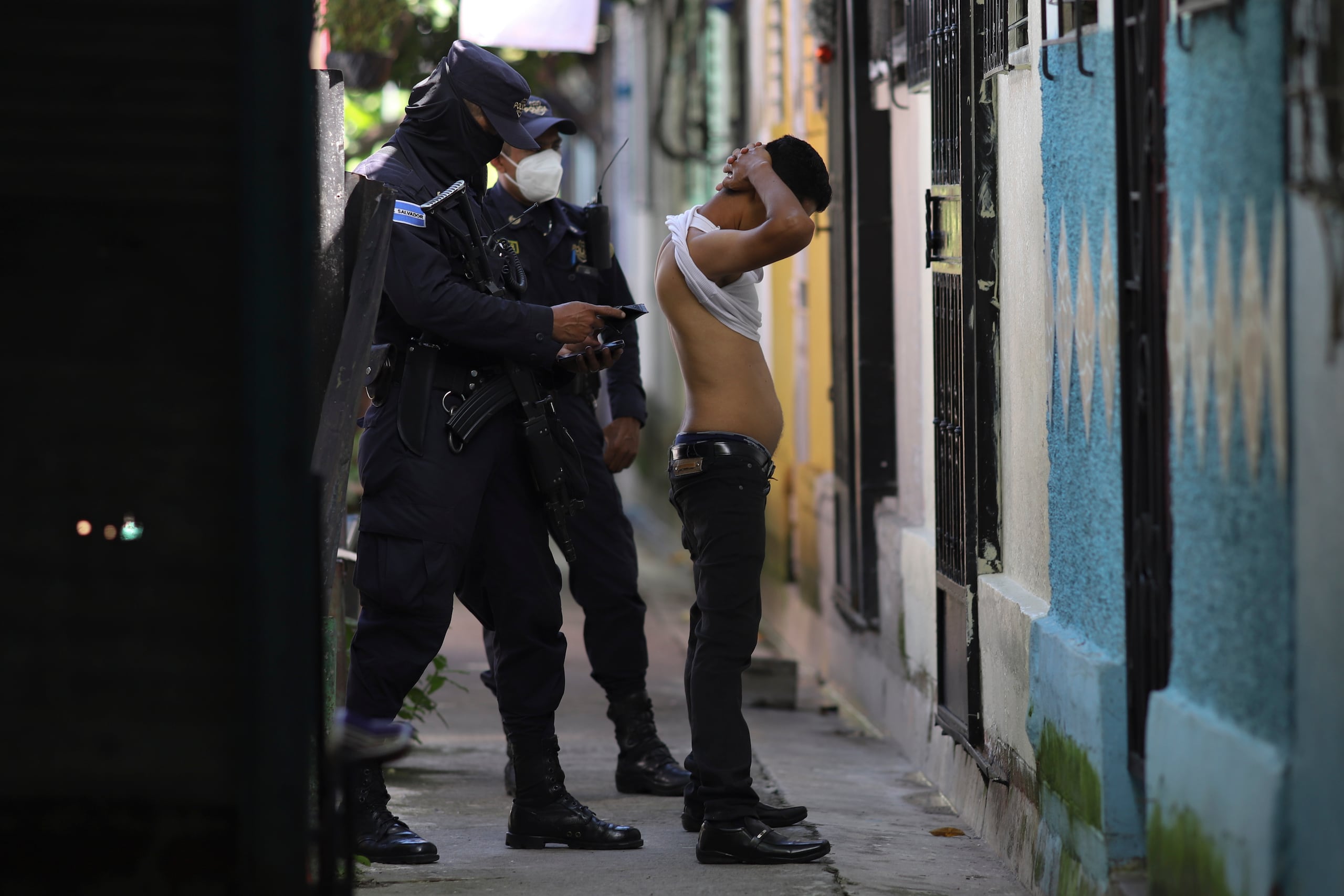 Un policía registra a un hombre en la Comunidad Kiwanis durante un patrullaje preventivo en busca de pandilleros en Soyapango, El Salvador, en medio del estado de excepción. (Foto AP/Salvador Meléndez, Archivo)