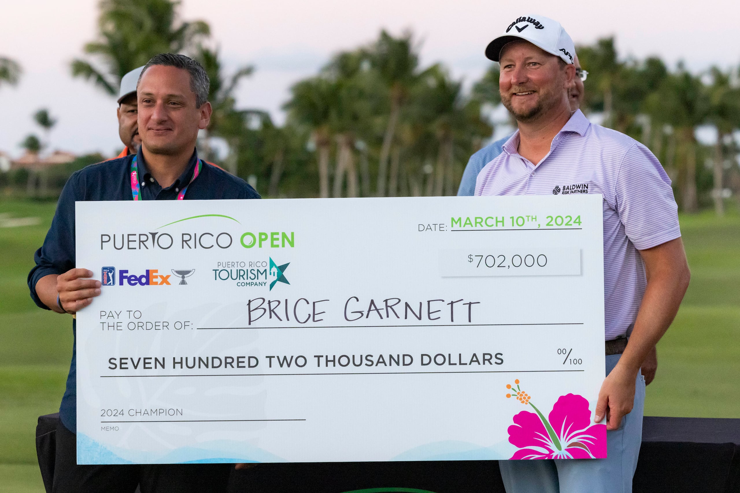 Brice Garnett - a la derecha- sostiene el simbólico cheque por haber ganado en Puerto Rico Open este domingo.