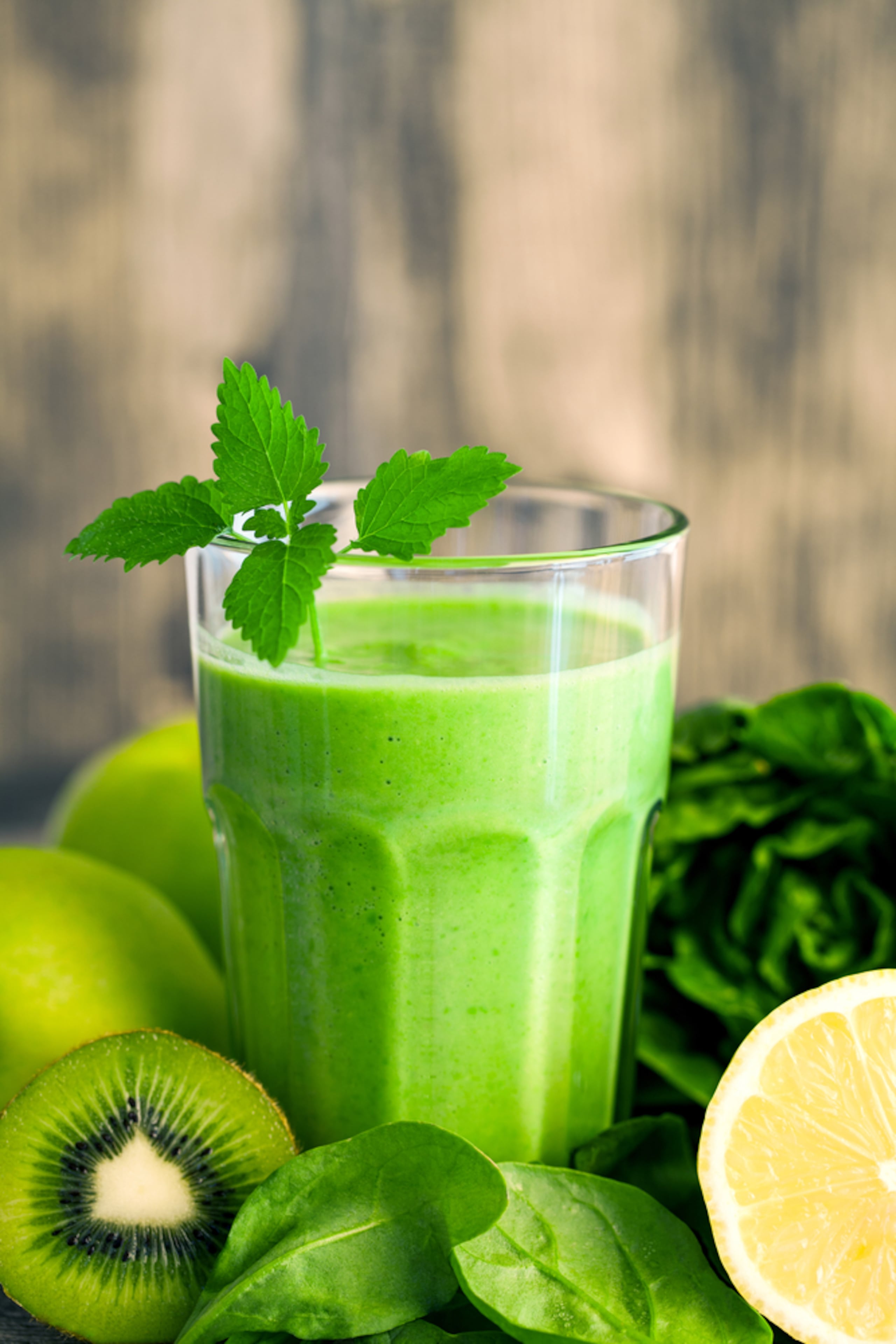 Un ''smoothie'' verde hecho con agua de coco: ¡refrescante!