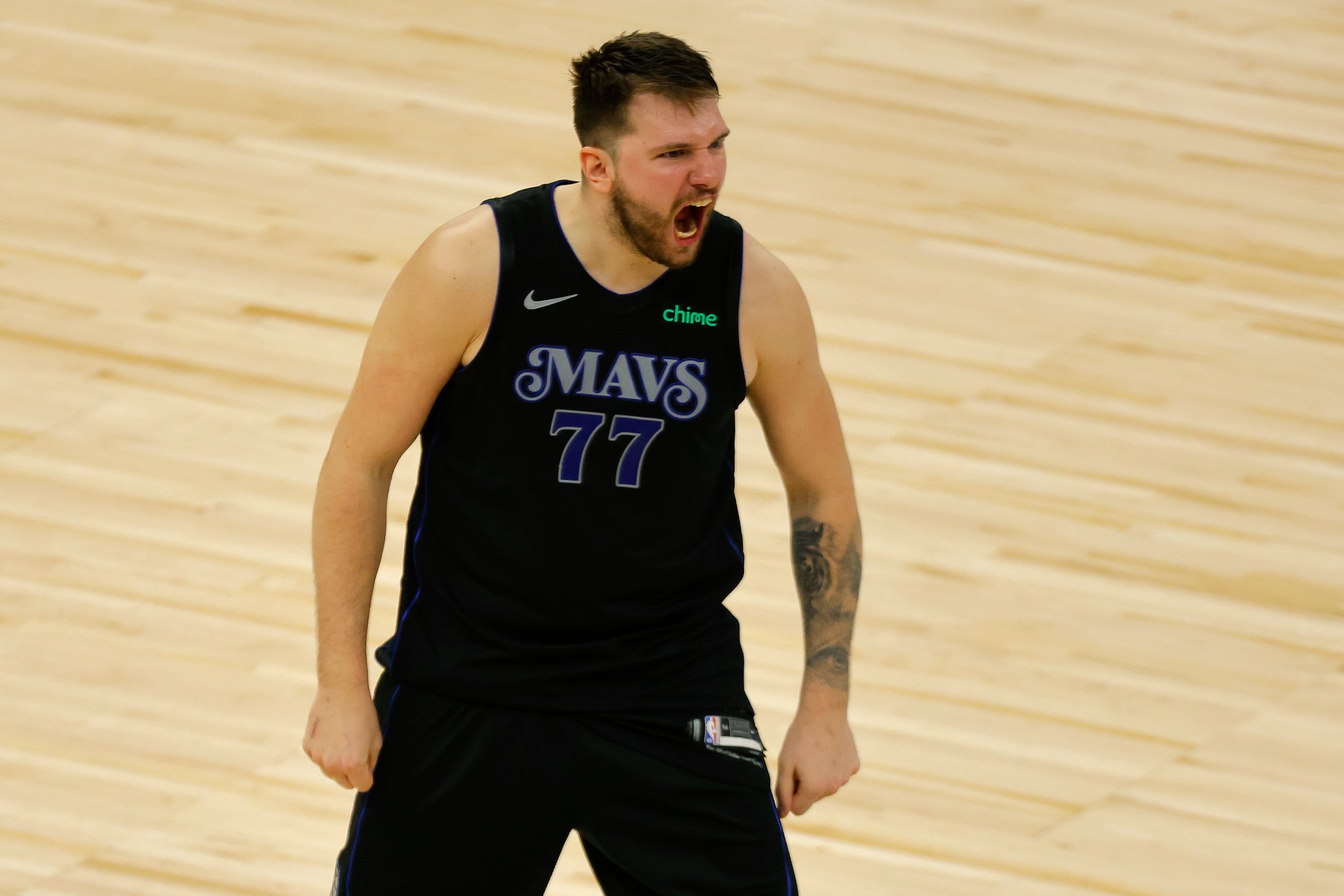 Luka Doncic celebra después de anotar el triple ganador ante la defensa de Rudy Gobert.