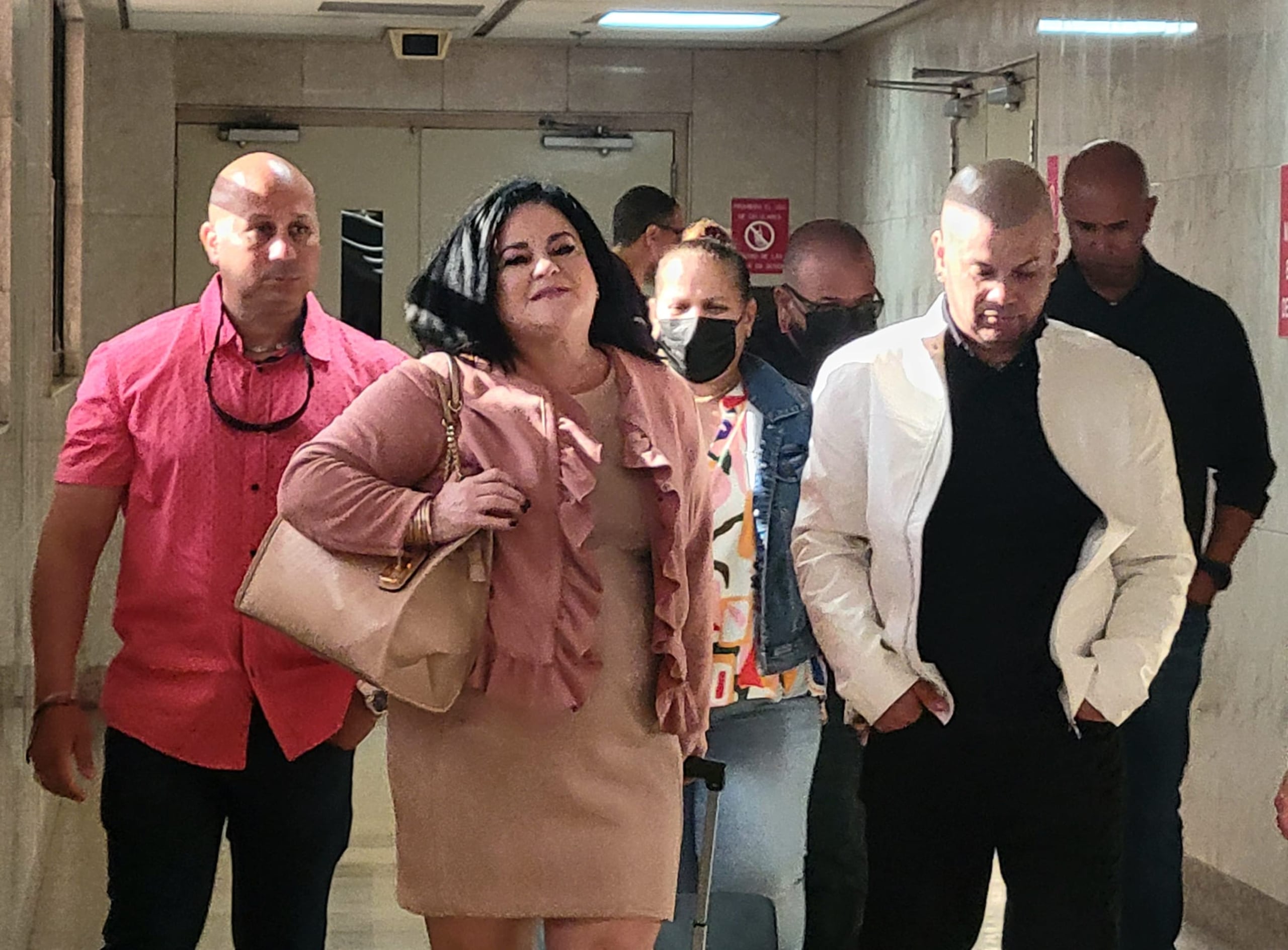 La fiscal Annette Estévez Serrano llega a la sala 502 del Tribunal de Ponce para atender el caso contra Ana Inés Napoleoni y jeremy Pietri Napoleoni.