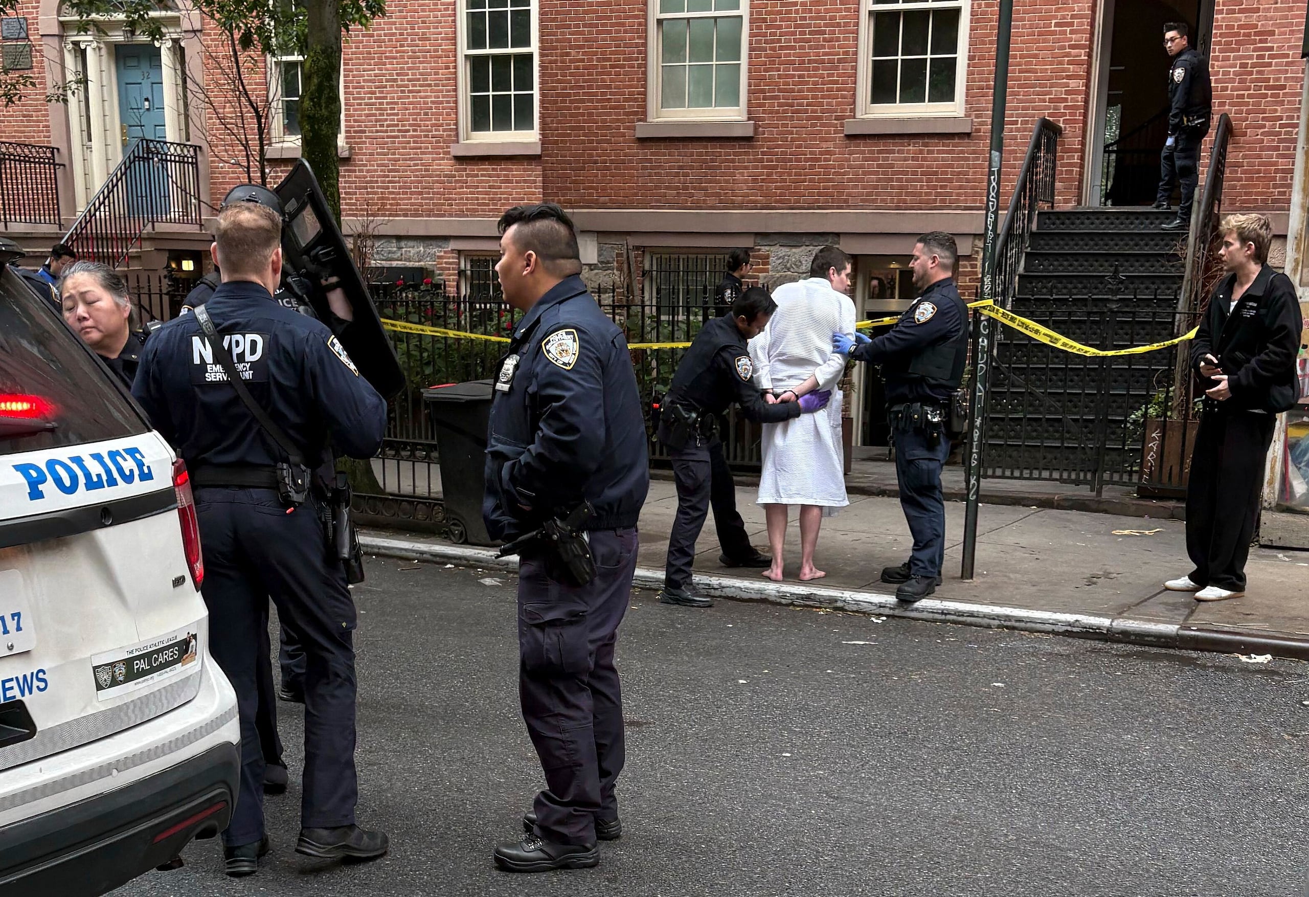 Policías de Nueva York arrestan a John Woeltz, acusado de secuestrar, atacar y retener a un hombre contra su voluntad por varias semanas en una lujosa casa de Manhattan.