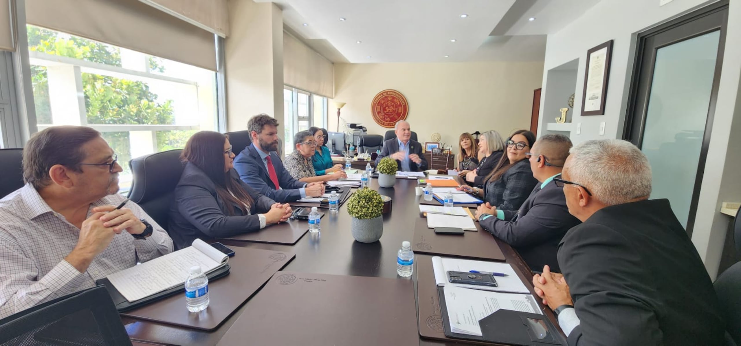 El representante Víctor Parés encabezó la reunión en la que participaron representantes del FBI, DACO, Policía y Justicia.