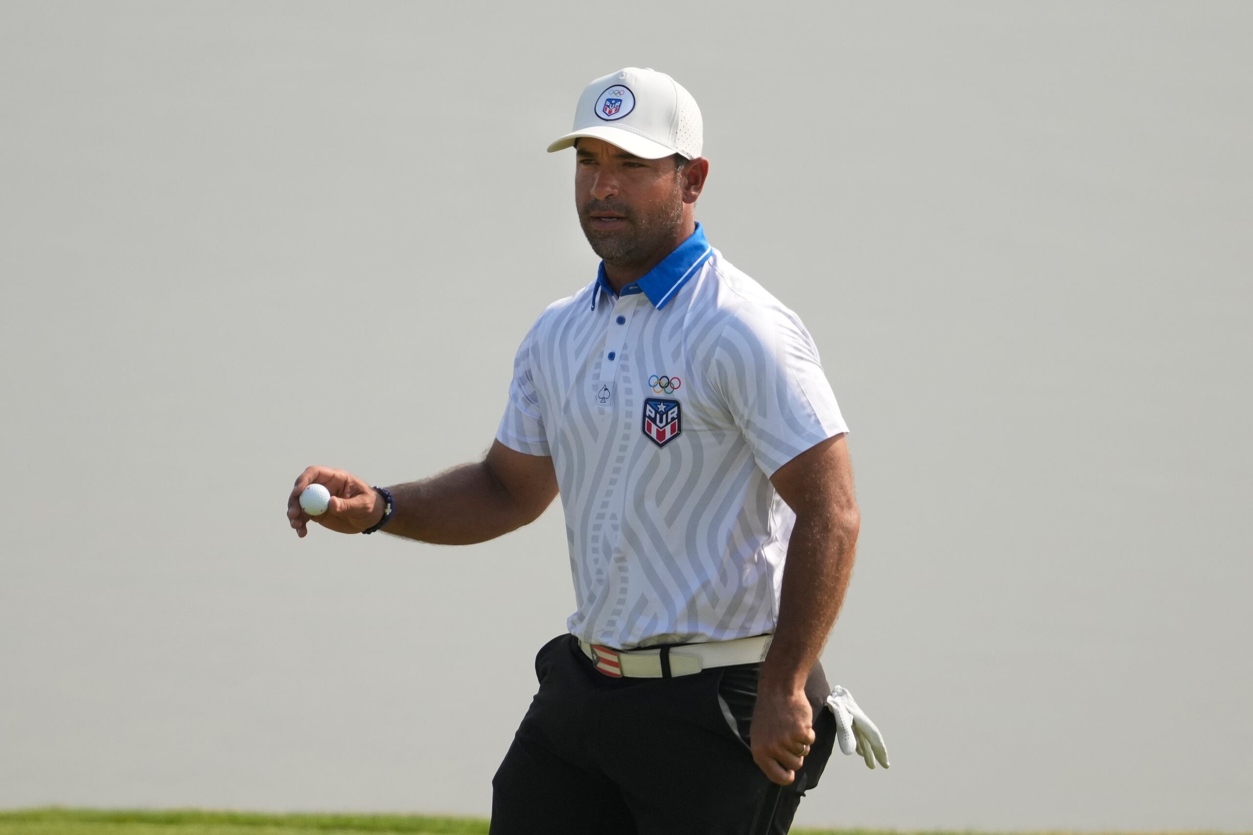 Rafael Campos, de Puerto Rico, completa un green en uno de sus hoyos de hoy.