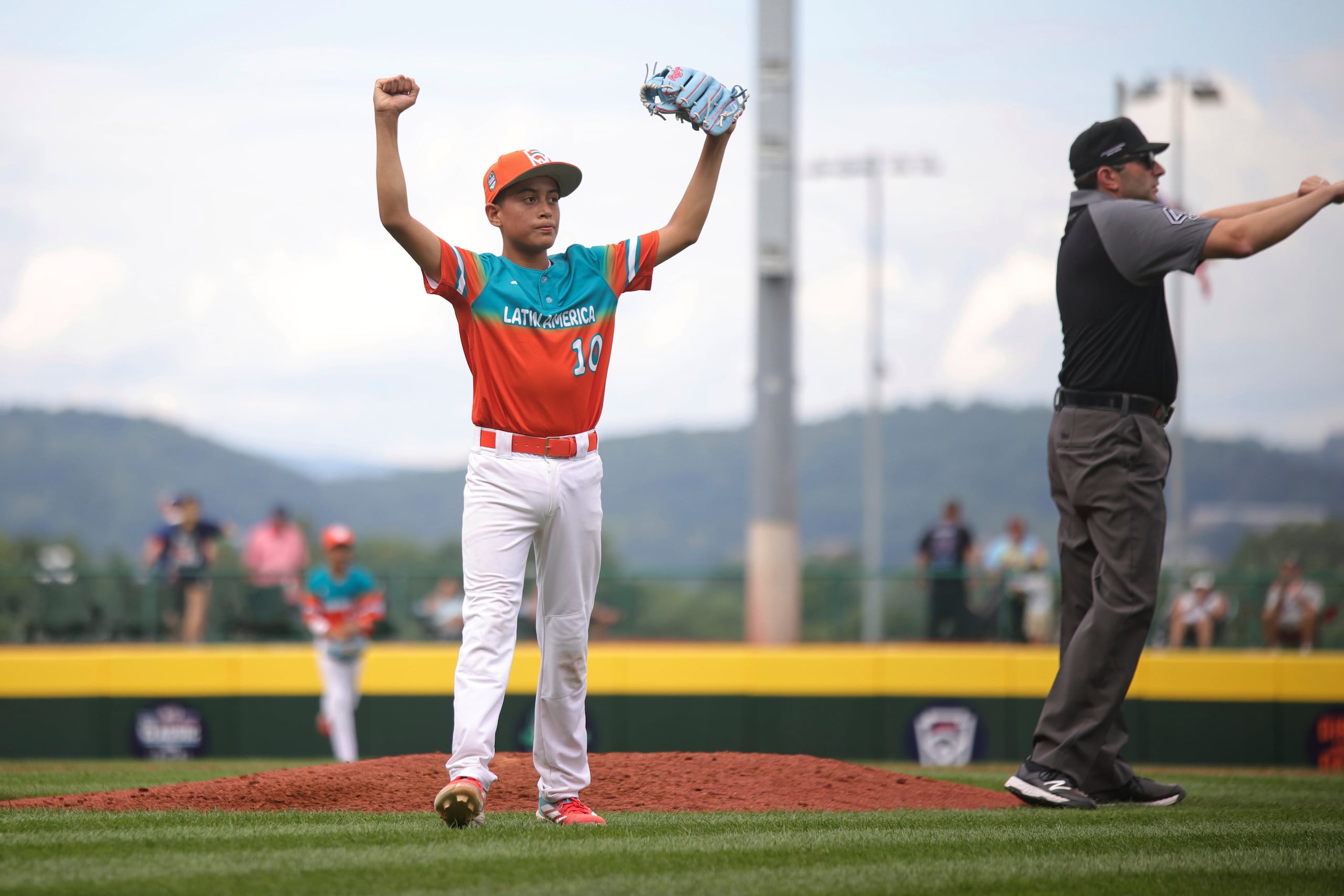 Juan Reyes, de Venezuela, celebra la victoria.