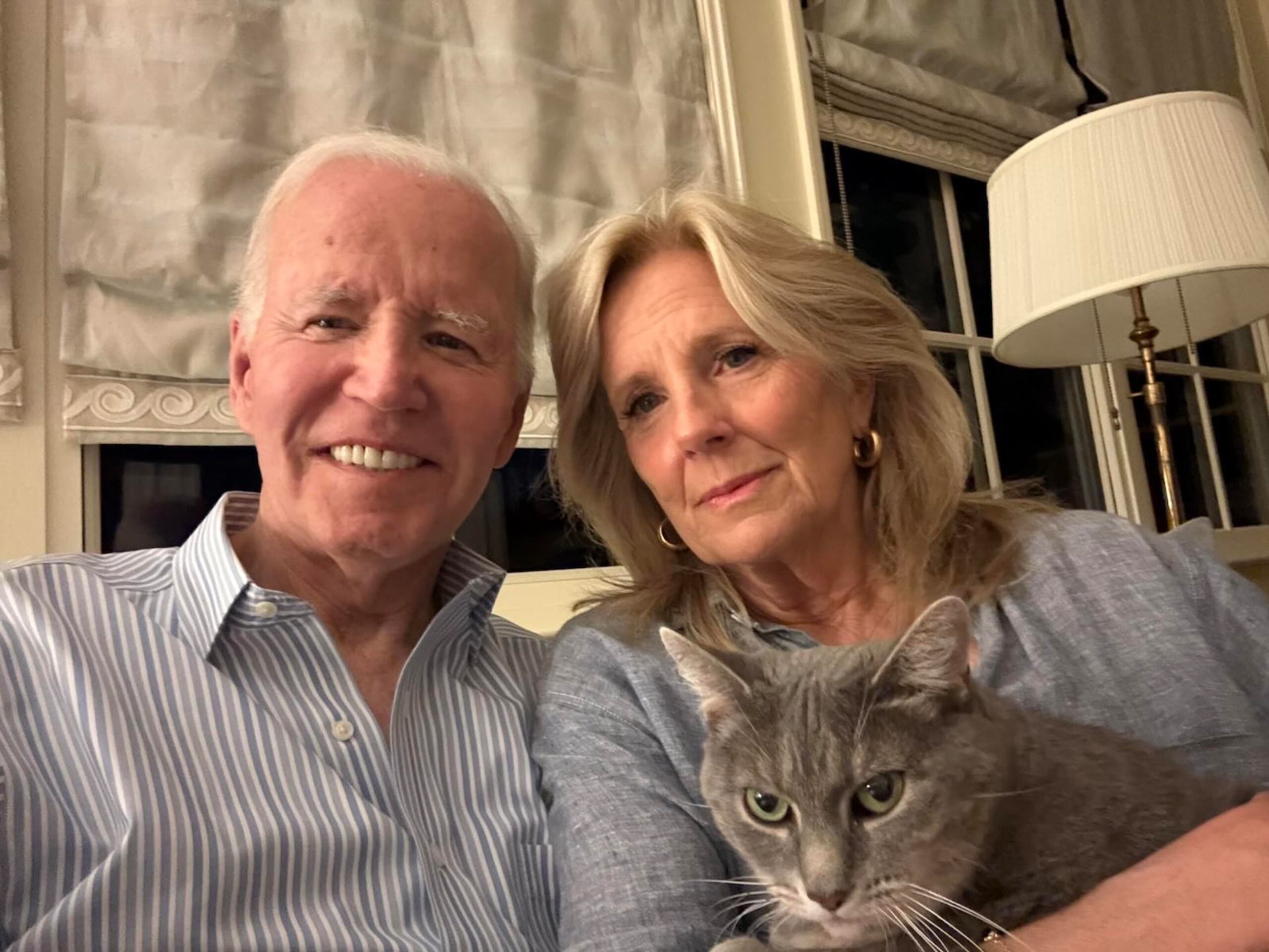 Joe Biden acompañó sus declaraciones con esta foto junto a su esposa, Jill Biden, en su perfil de X.