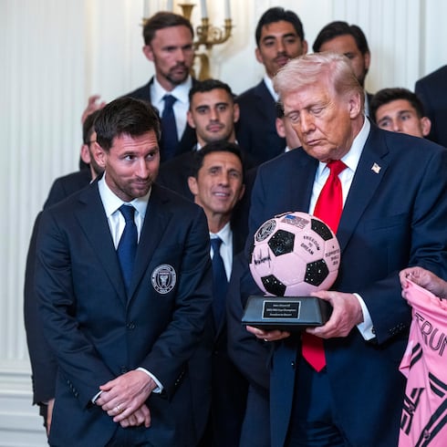 FOTOS: Las caras de Messi al ser felicitado por Donald Trump