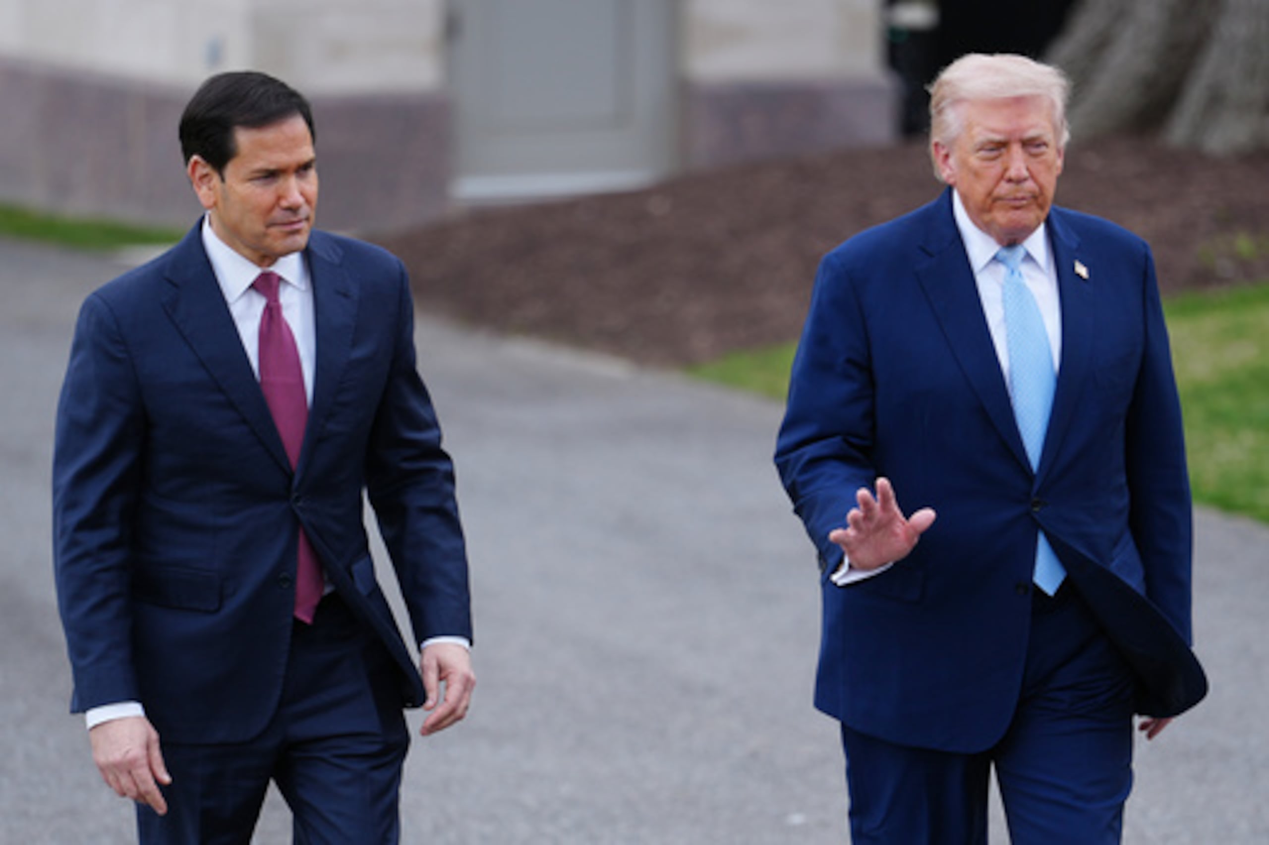 El presidente Donald Trump camina junto al secretario de Estado Marco Rubio.