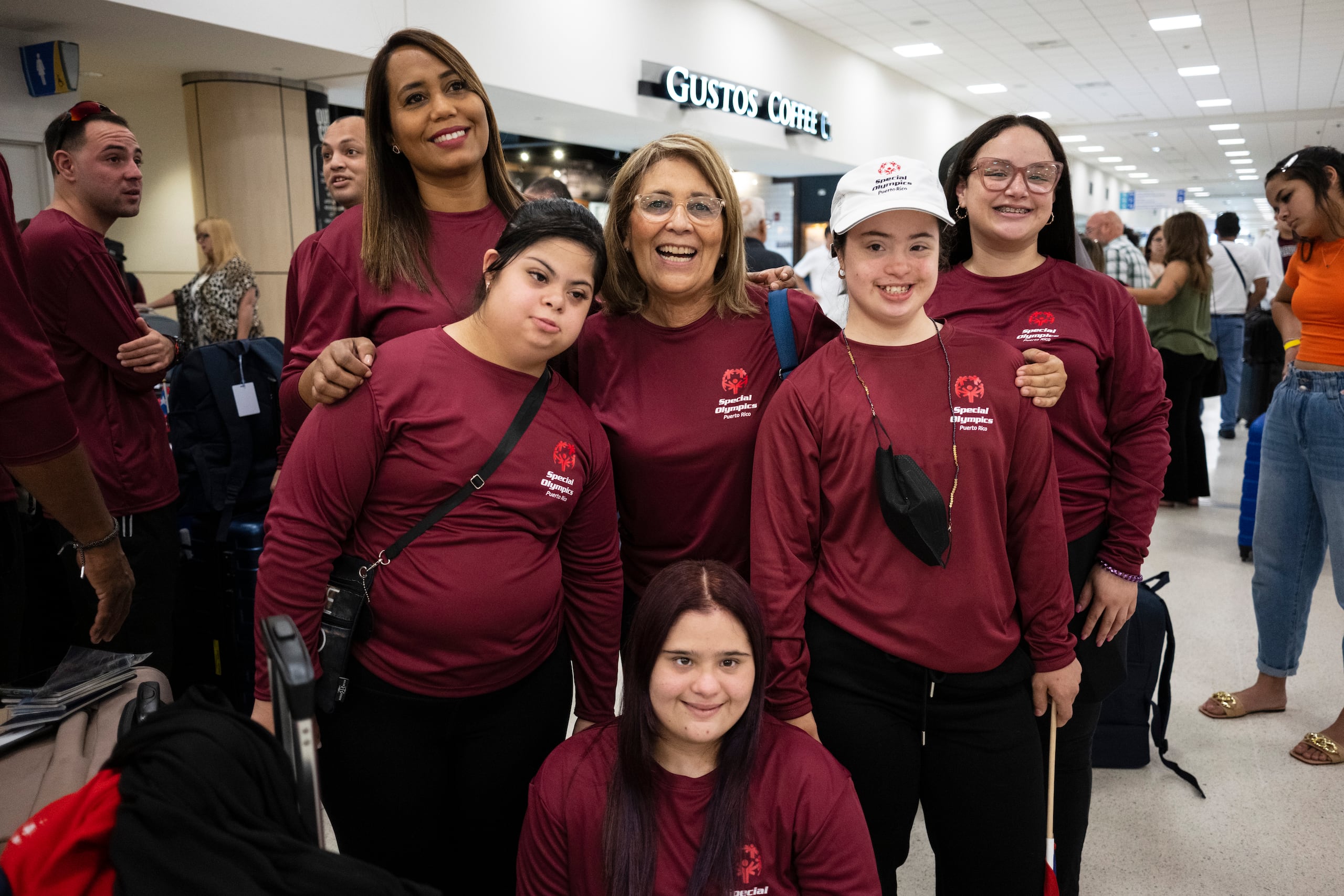Parte de la delegación de los Special Olympics Puerto Rico durante su salida desde el aeropuerto Luis Muñoz Marín con destino final a Berlín, Alemania, para competir en los Juegos Mundiales.