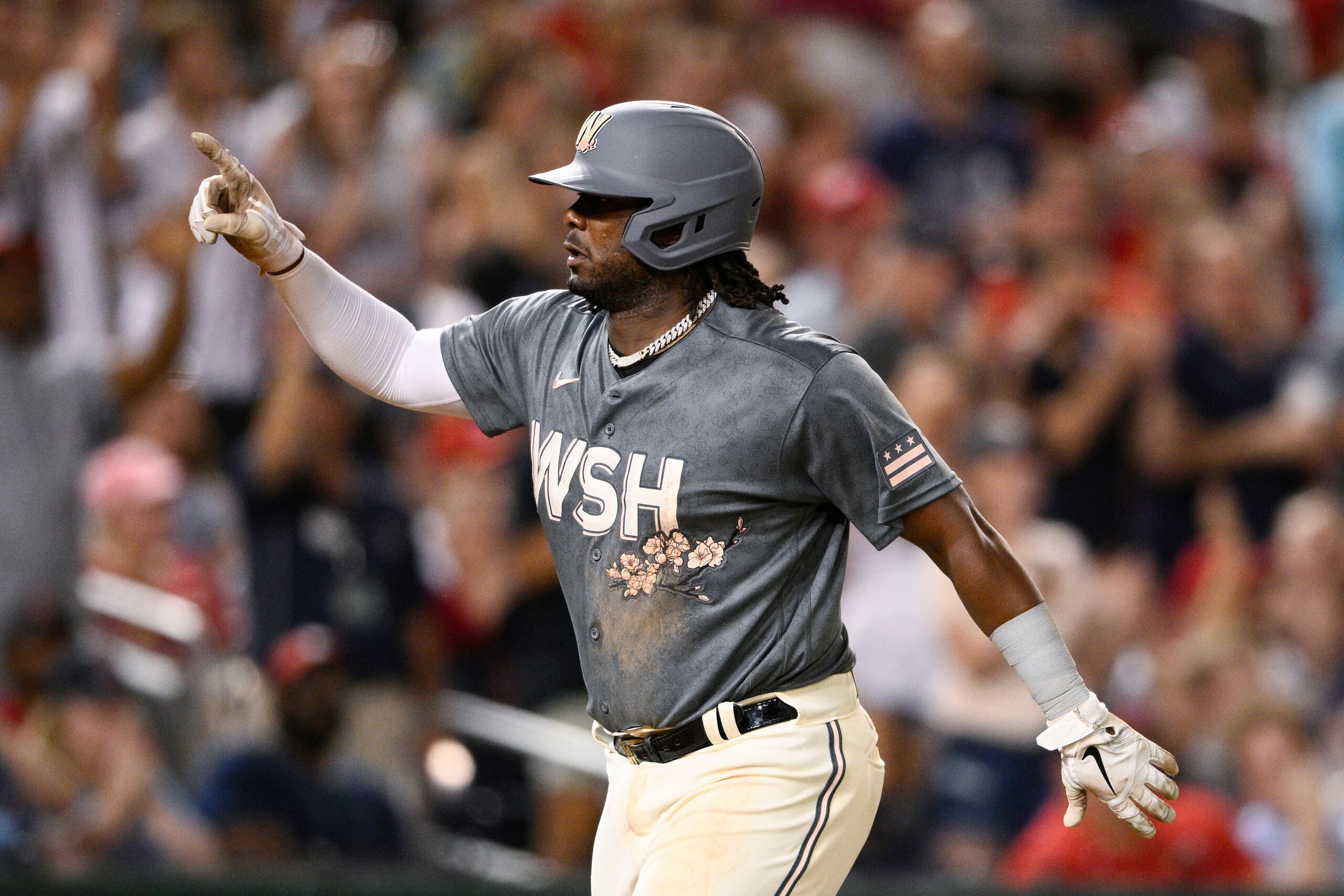 Josh Bell celebra un jonrón de tres carreras durante la séptima entrada del juego de béisbol de los Nationals contra los Cardinals de San Luis, el 30 de julio de 2022, en Washington.