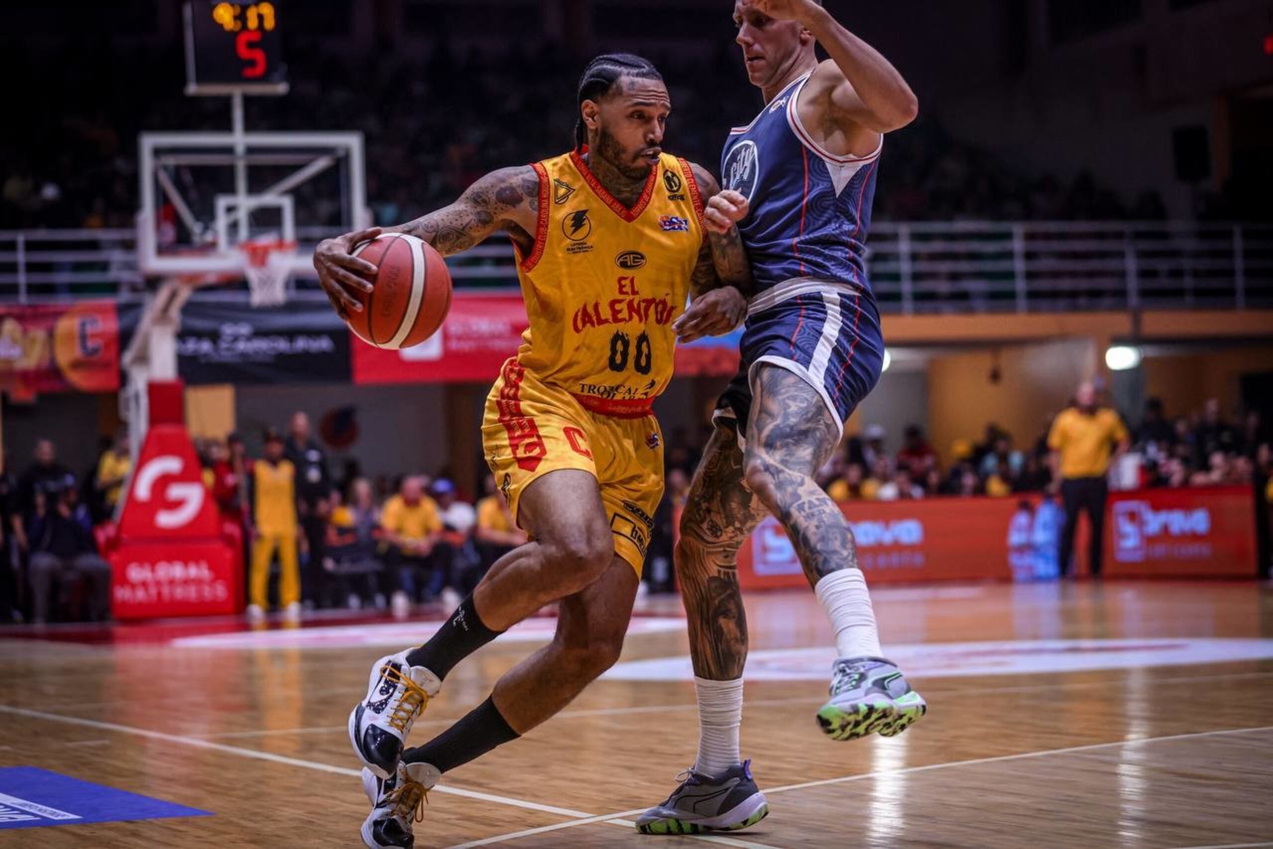 Mike Scott, de los Gigantes, controla el balón frente a Mitch Creek, de los Mets, durante el cuarto partido de semifinales del BSN.