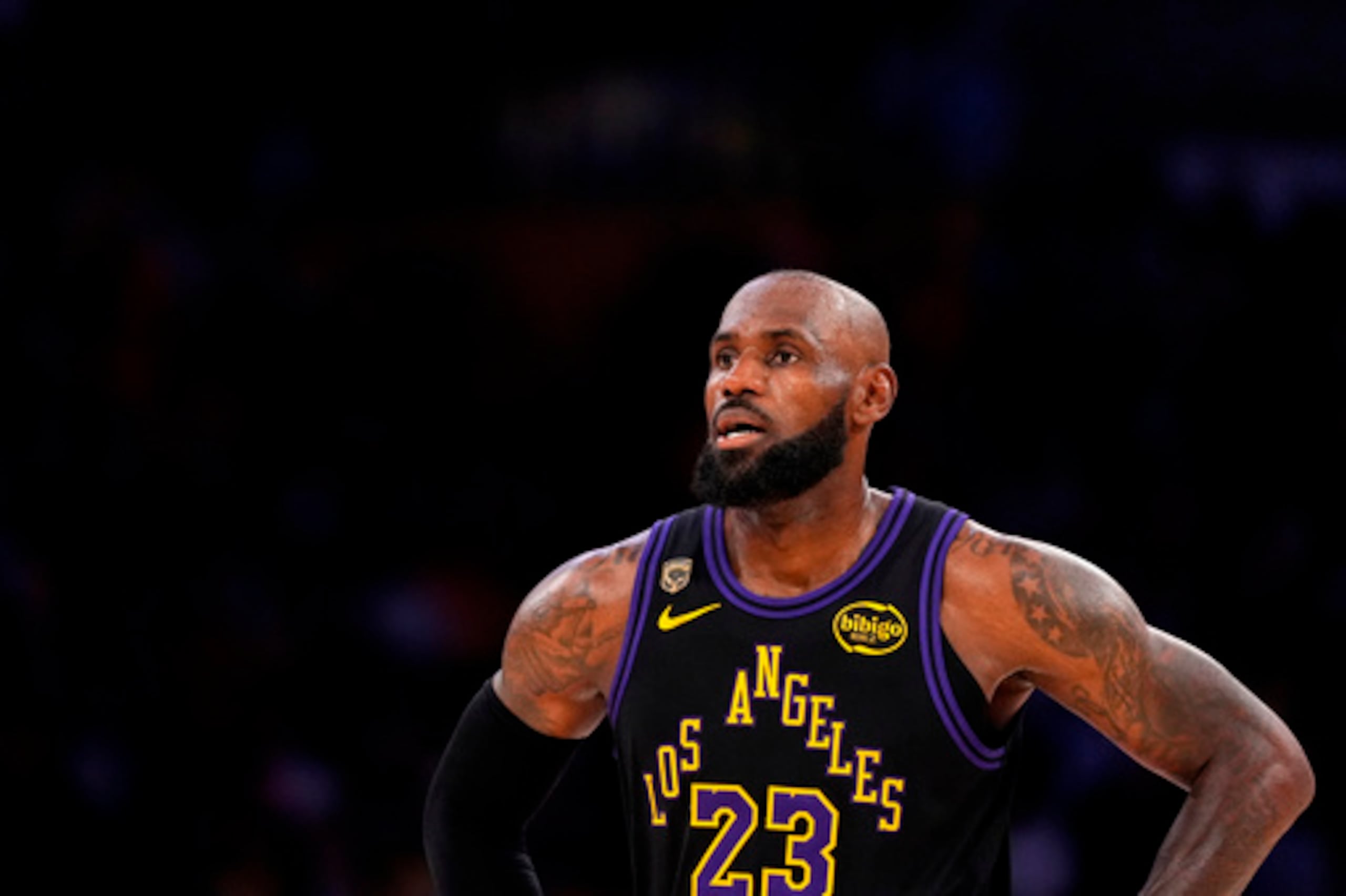 El alero de los Lakers de Los Ángeles, LeBron James, en los últimos minutos del cuarto partido de la segunda ronda de los playoffs de baloncesto de la NBA contra los Thunder de Oklahoma City, el lunes 11 de mayo de 2026, en Los Ángeles. (AP Photo/Mark J. Terrill)