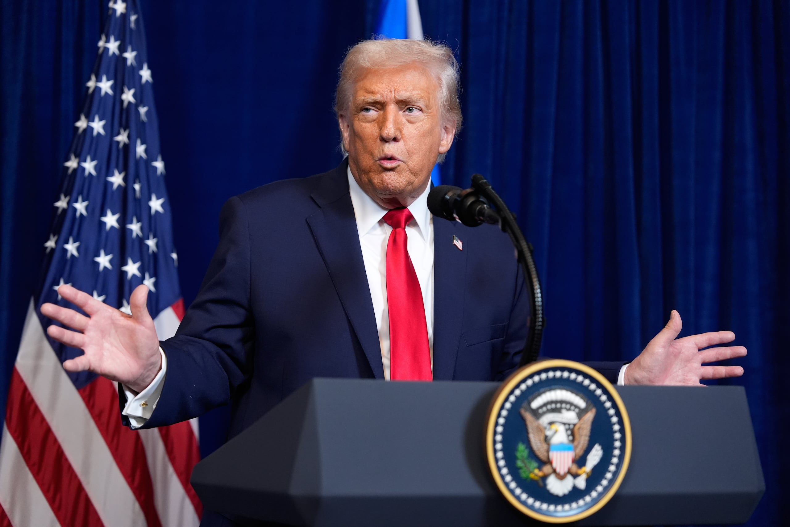 Médicos independientes indicaron a CNN que las marcas en las manos de Trump podrían ser el resultado de una vía intravenosa o de un tratamiento para la circulación, aunque dijeron que es imposible dar un diagnóstico certero sin un examen físico directo.