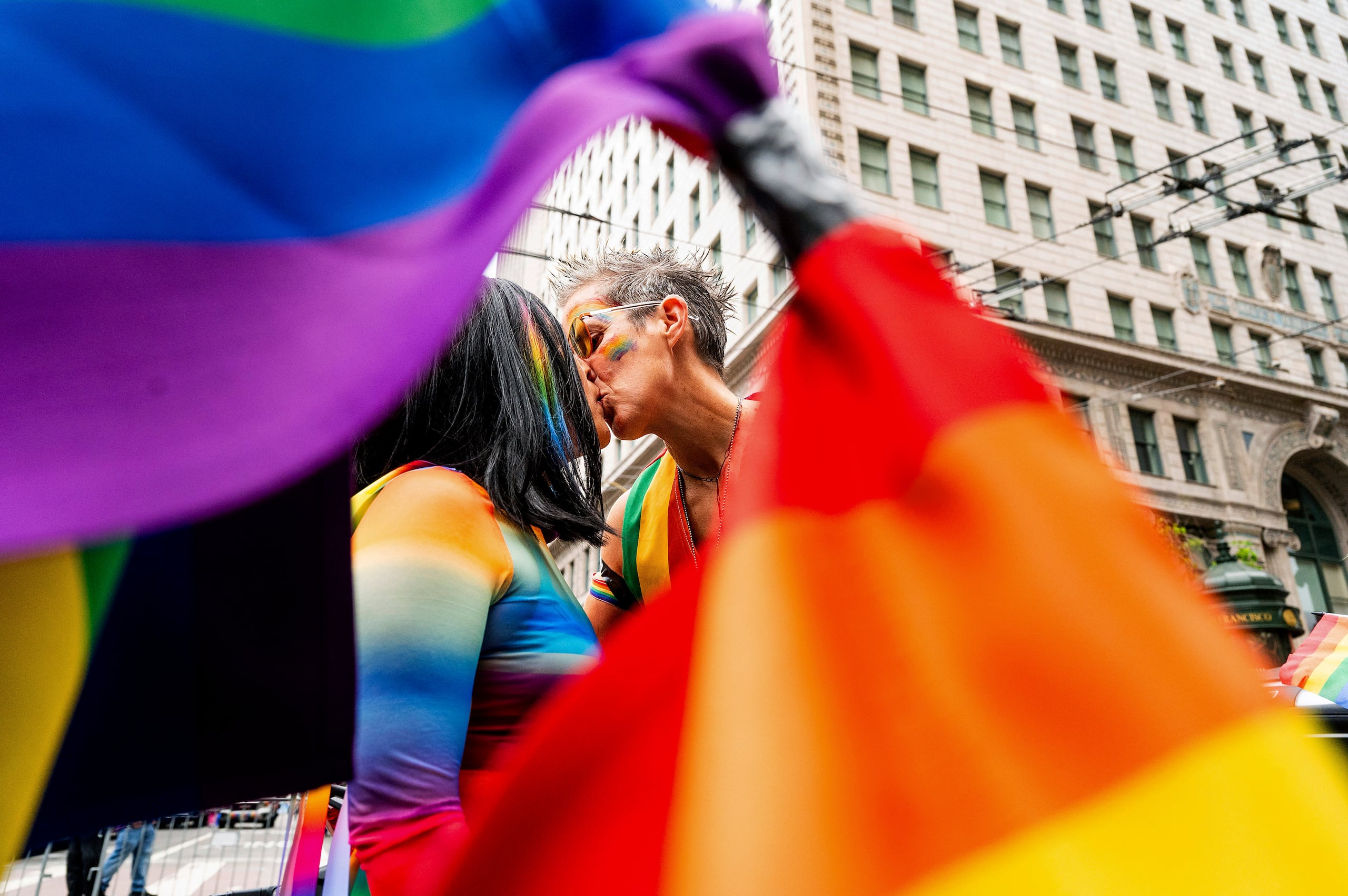 AnMarie Rodgers, derecha, y Jennifer Kanenaga se besan durante el desfile del Orgullo LGBTQ+ el domingo 25 de junio de 2023, en San Francisco. (AP Foto/Noah Berger)