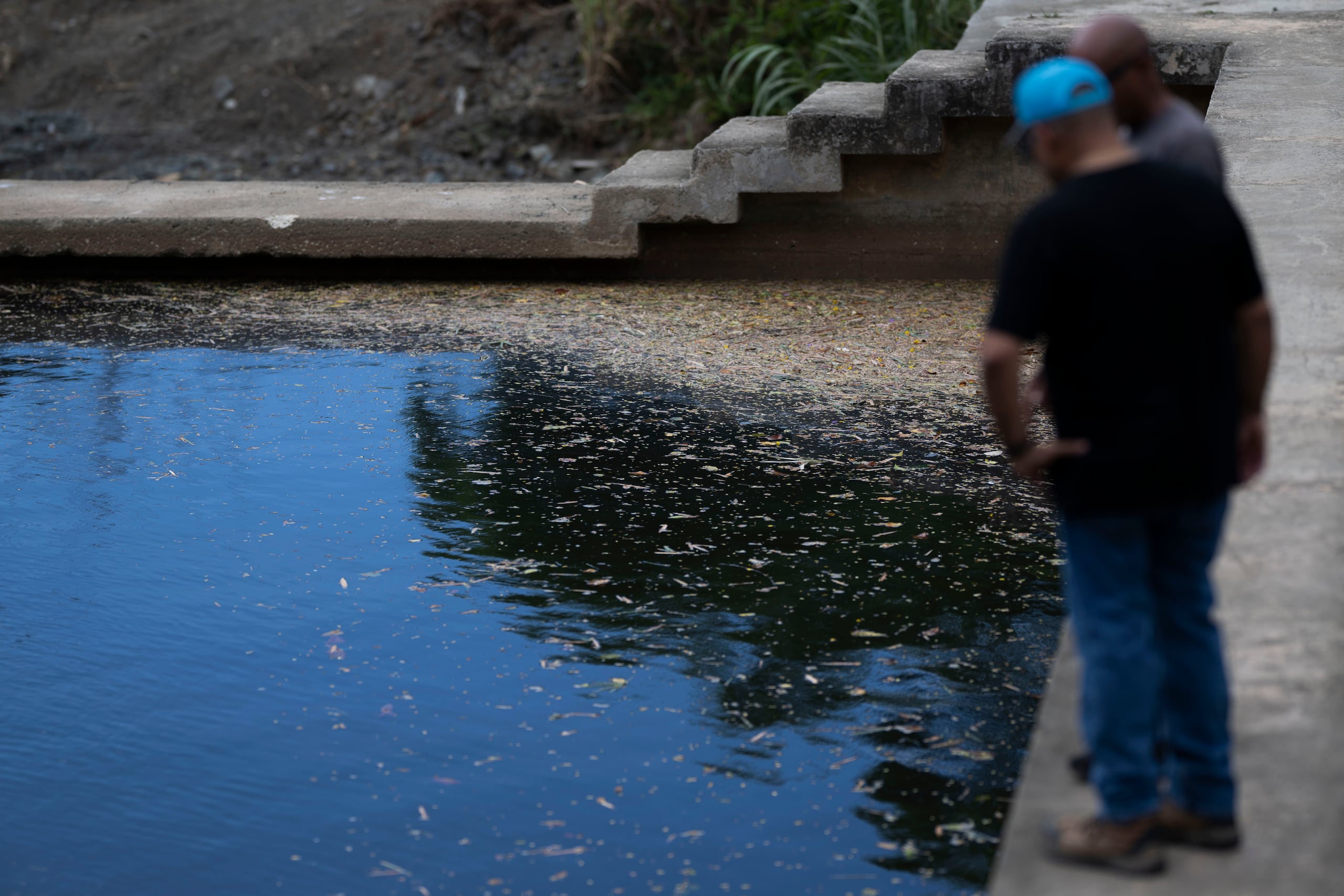 El hallazgo de material aceitoso en el agua mantiene a secas a los municipios de Loíza y Canóvanas desde el sábado.