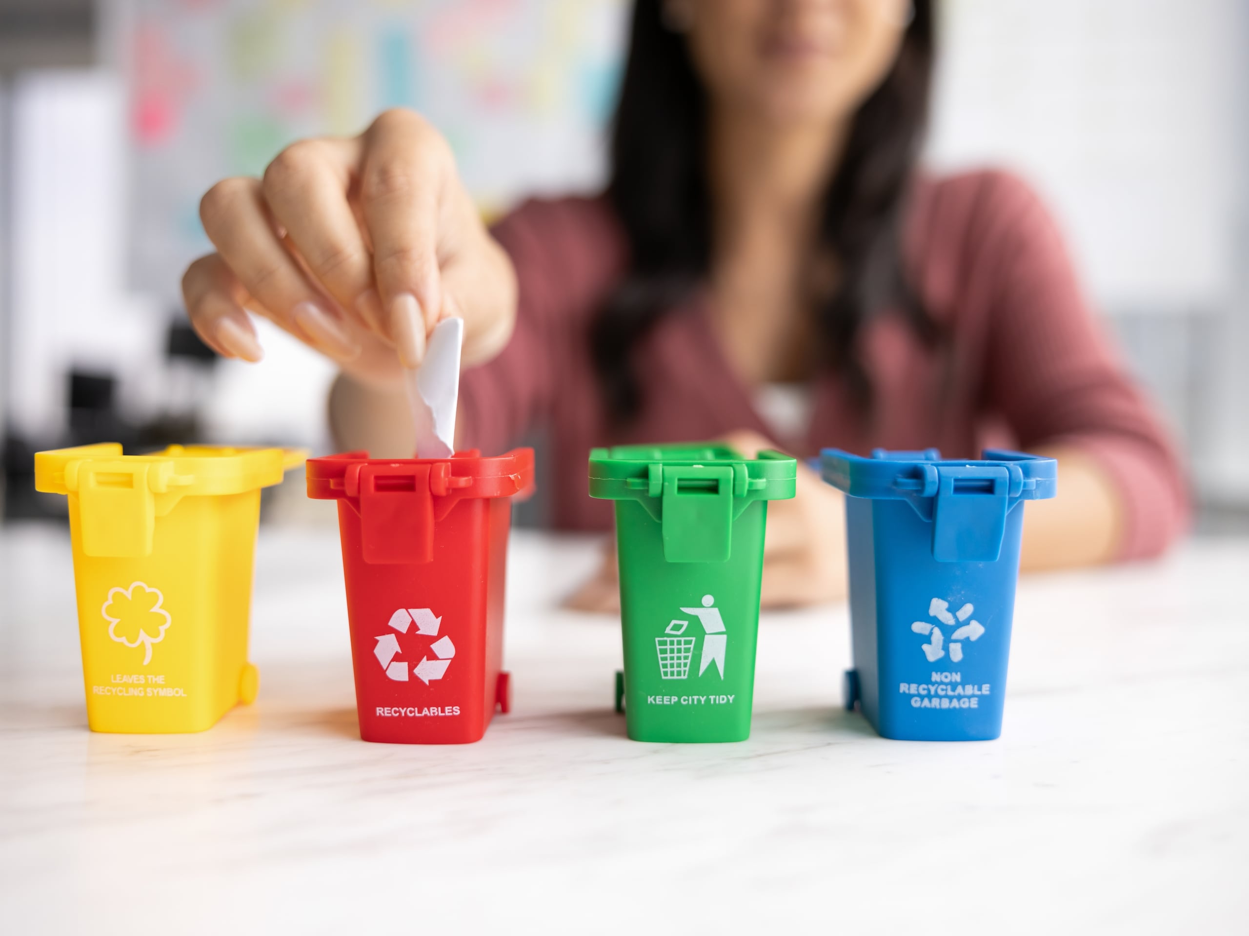 Al adoptar costumbres que ayuden al ambiente, hay que analizar los productos que se compran o se obtienen y que no se pueden reciclar.