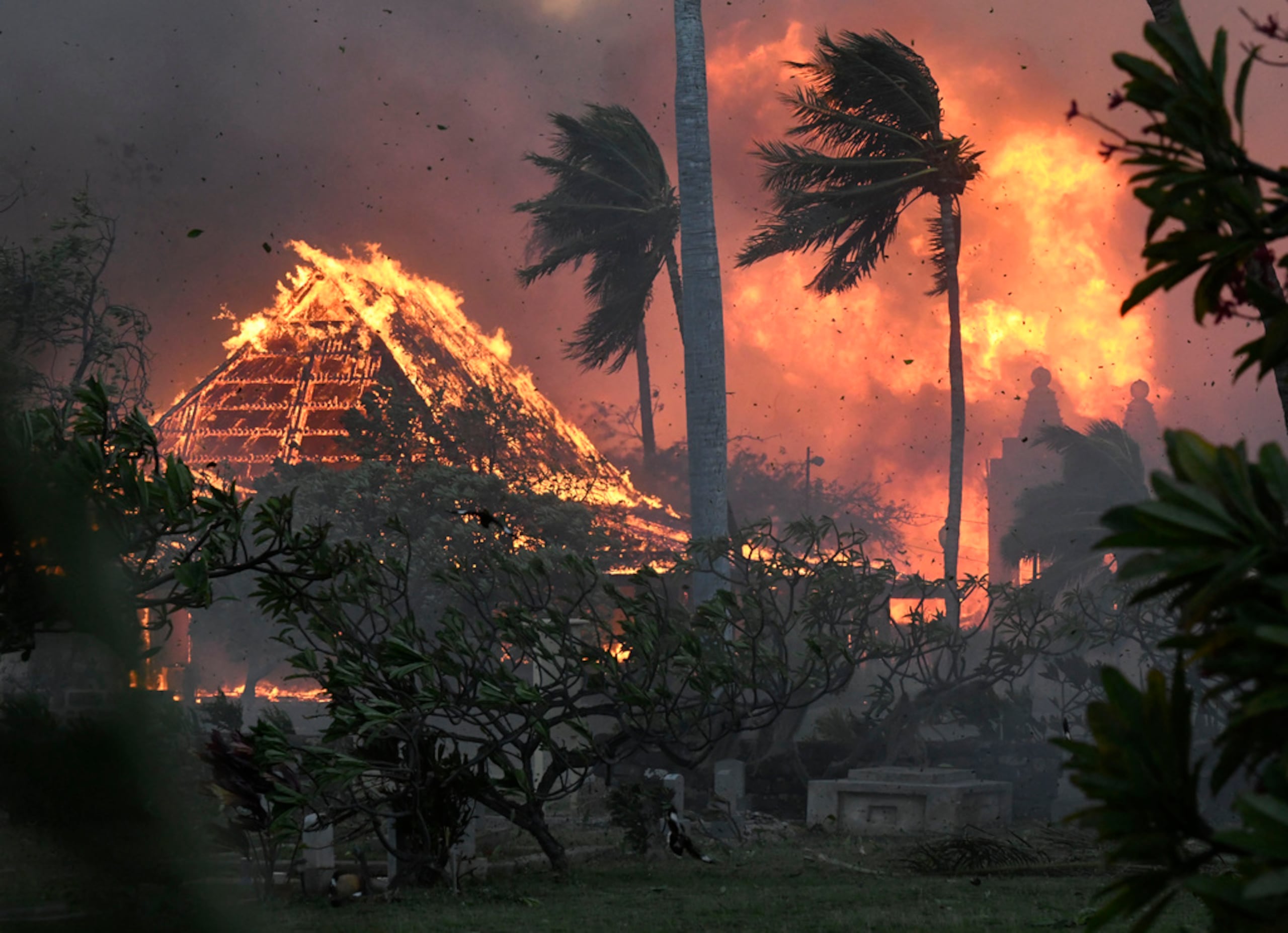 El salón de la histórica Iglesia Waiola en Lahaina y la cercana Misión Lahaina Hongwanji envueltos en llamas a lo largo de Wainee Street el 8 de agosto de 2023, en Lahaina, Hawai.