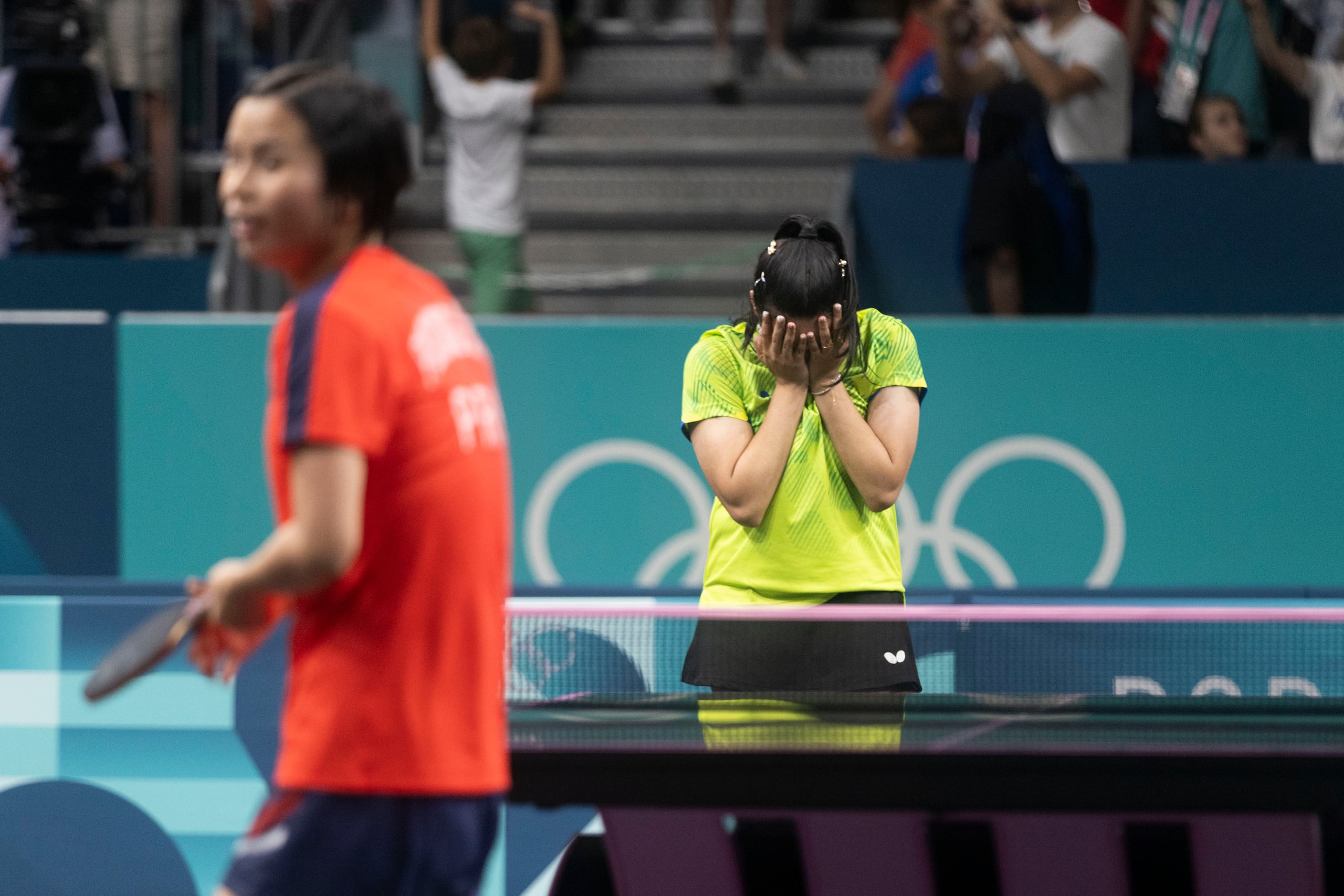 Adriana Díaz se cubre su rostro tras perder cuatro sets corridos y quedar eliminada del tenis de mesa de los Juegos Olímpicos de París 2024