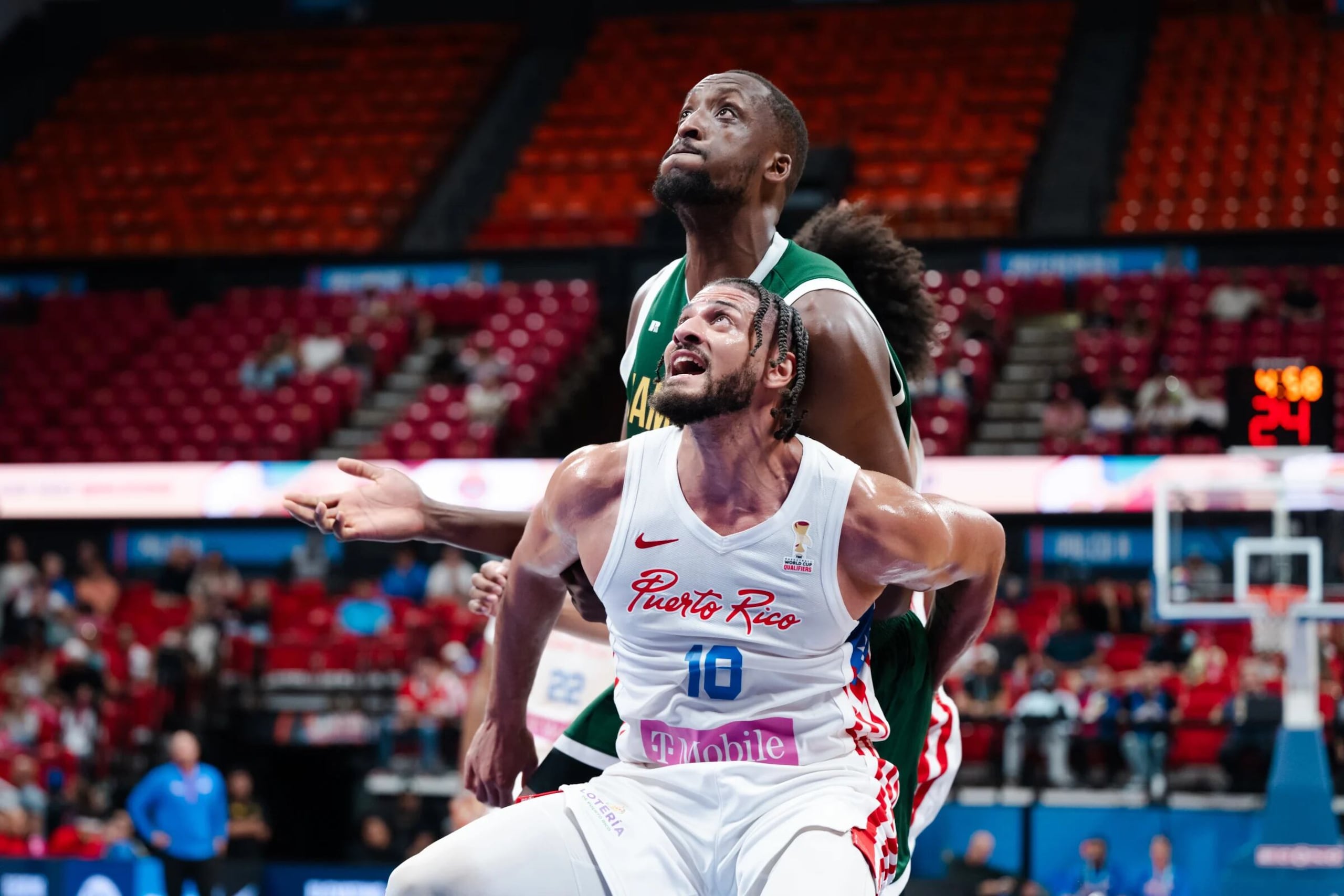 Christian Negrón contra Romaro Gill de Jamaica.