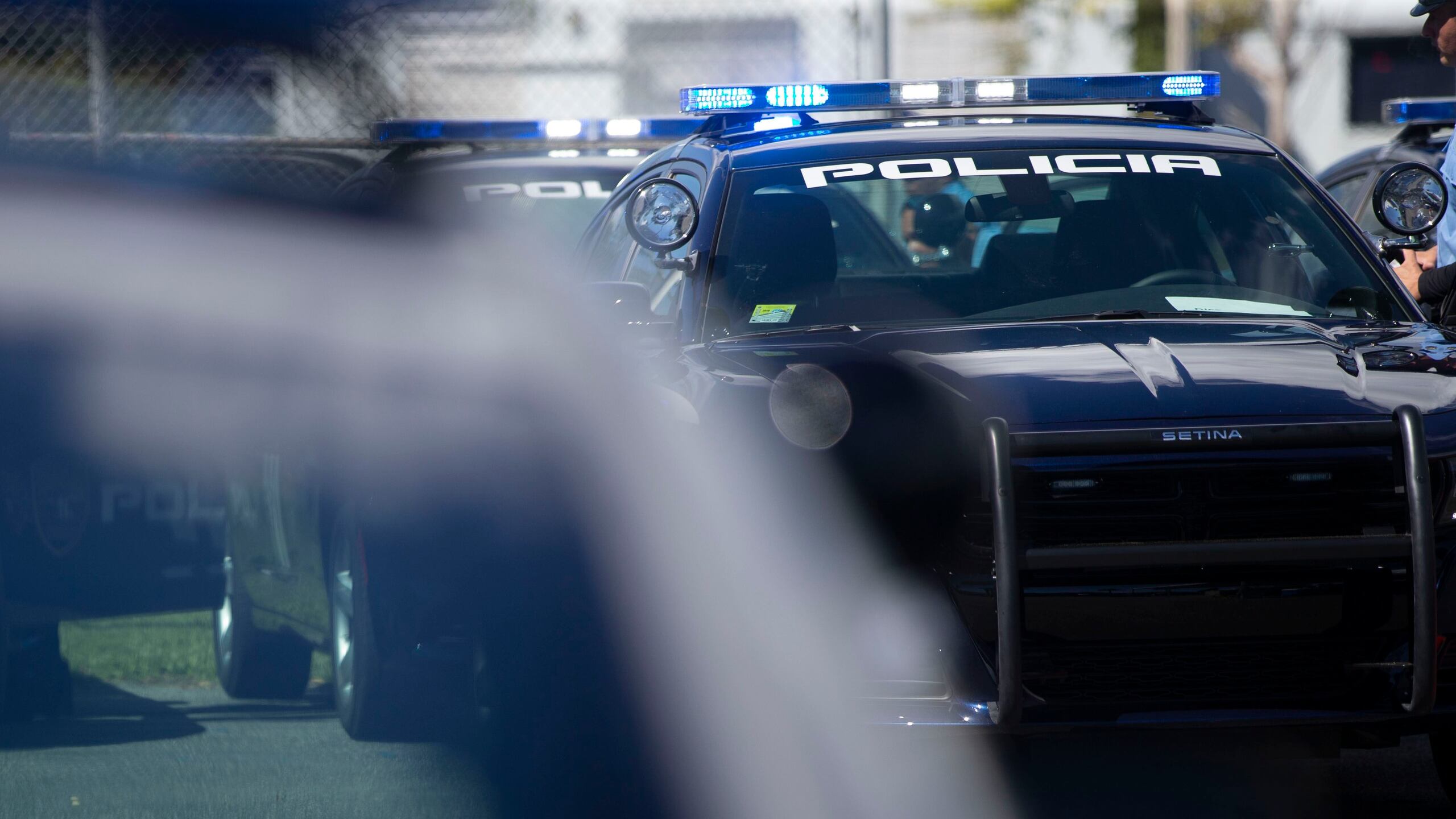 El agente Johan Fernández, adscrito a la división de Patrullas y Carreteras de Mayagüez, en unión al fiscal Iván Blondet investigan los hechos.