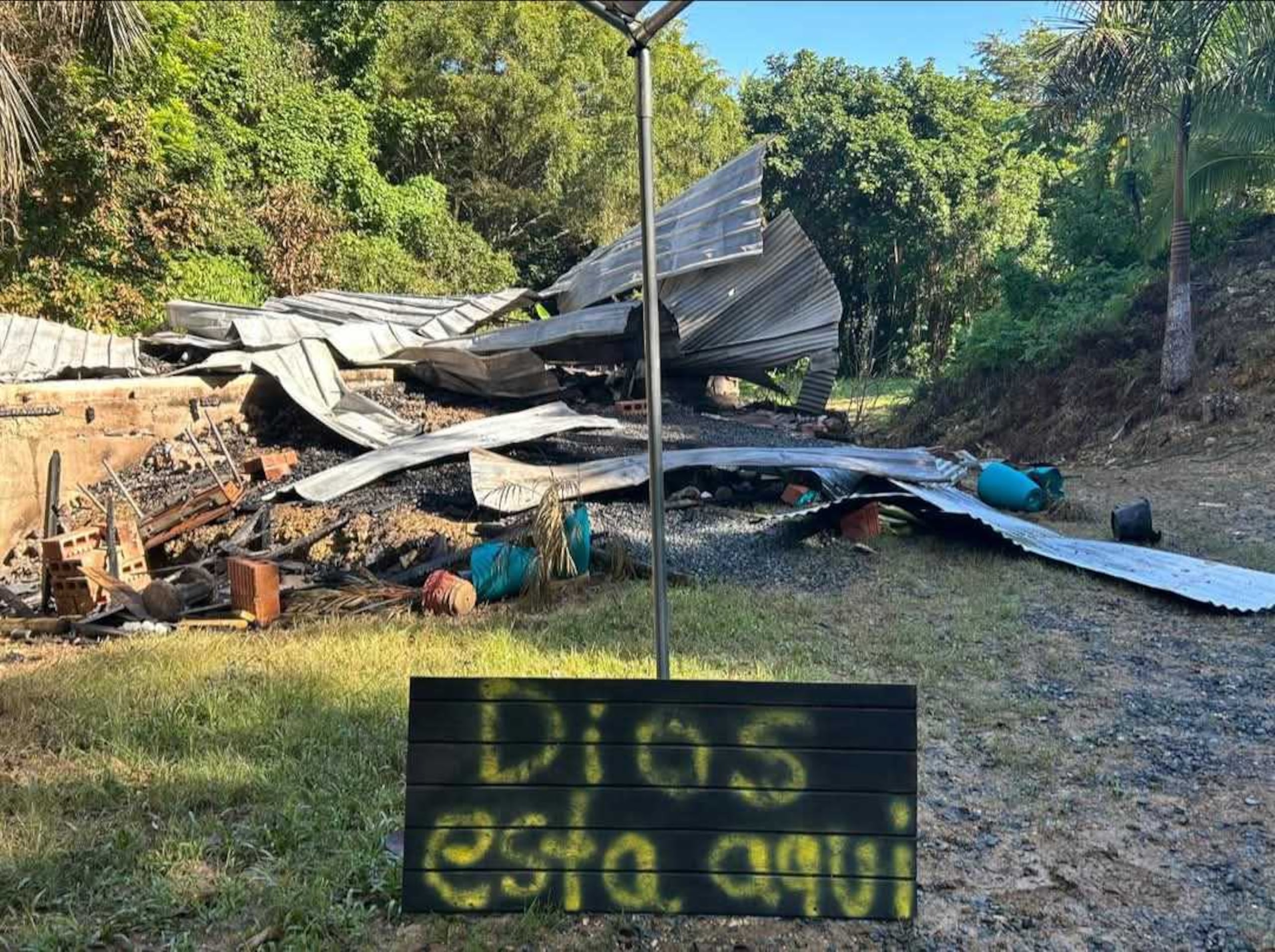 La agricultora Vanessa Piñeiro no pierde la fe, luego de que un fuego destruyera la casa de madera y zinc que construyó en la finca que intenta levantar.