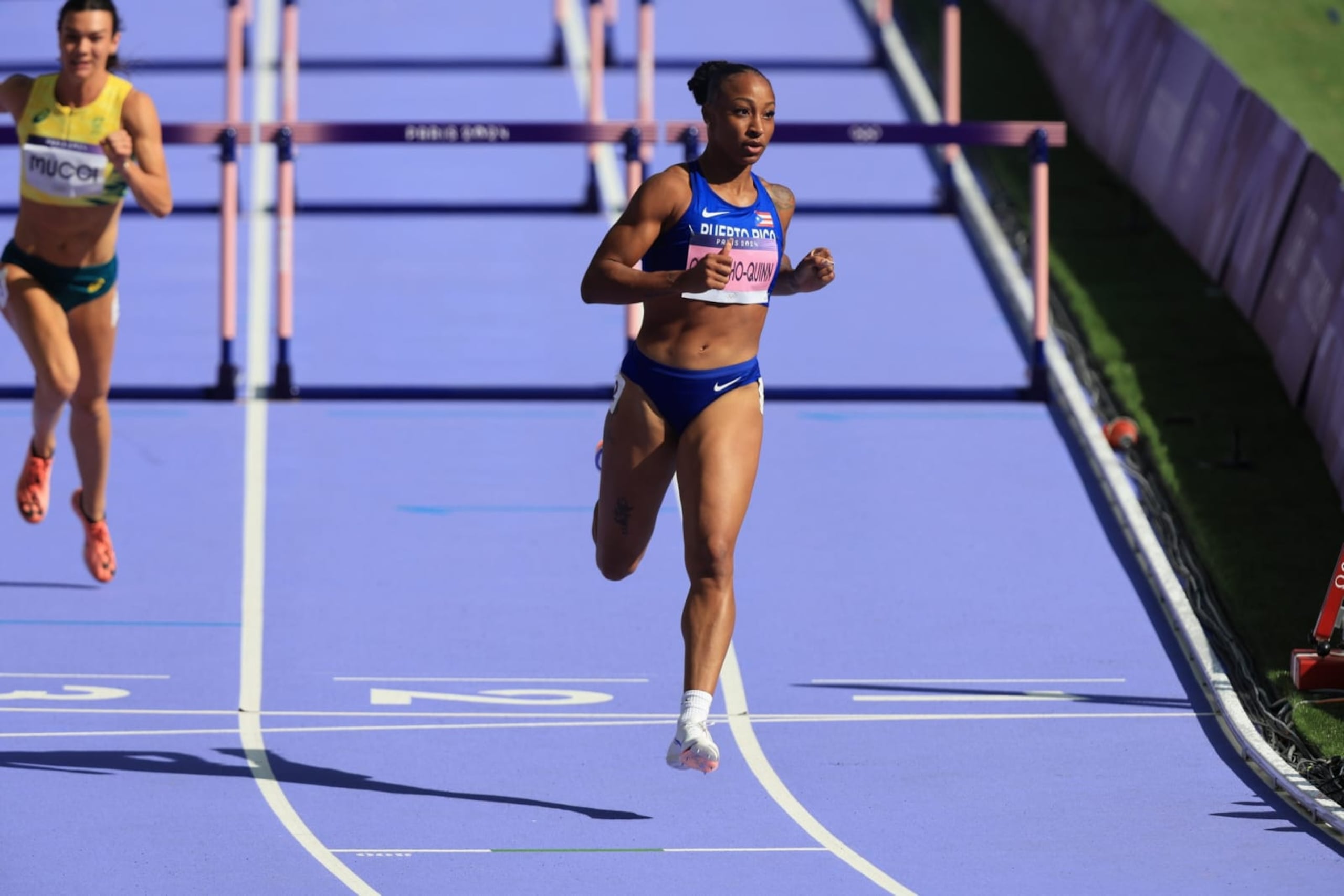 Jasmine Camacho Quinn ha ganado cinco de seis pruebas olímpicas que ha hecho en su carrera desde Río 2016 a Tokio 2020 y ahora a París 2024. La única que no ganó, pero estaba ganando, fue la semifinal en Río en la que tropezó con una valla que le lanzó al piso y le dejó fuera de la final.