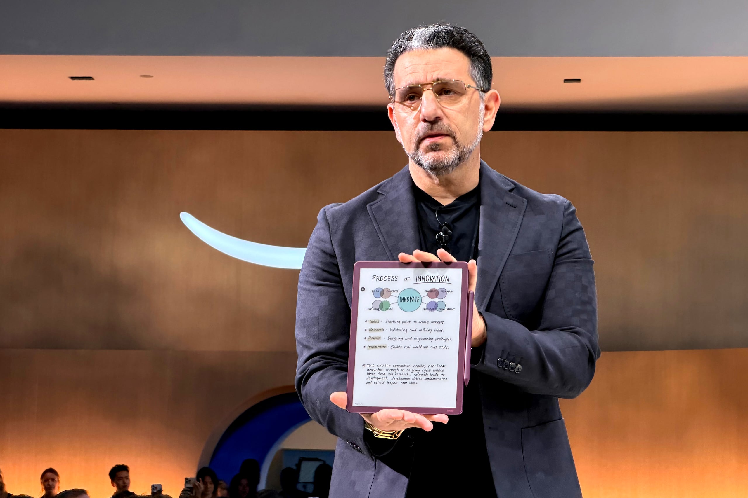 El vicepresidente de Amazon, Panos Panay, muestra un Kindle Scribe Colorsoft durante un evento de Amazon este martes, en Nueva York (Estados Unidos). EFE/ Sarah Yáñez-Richards