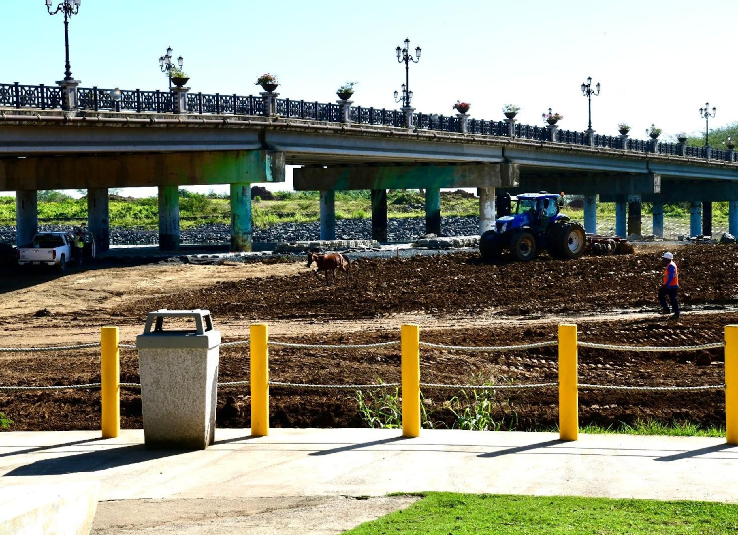 Legisladores realizaron una vista ocular para observar el progreso de la canalización del río La Plata.