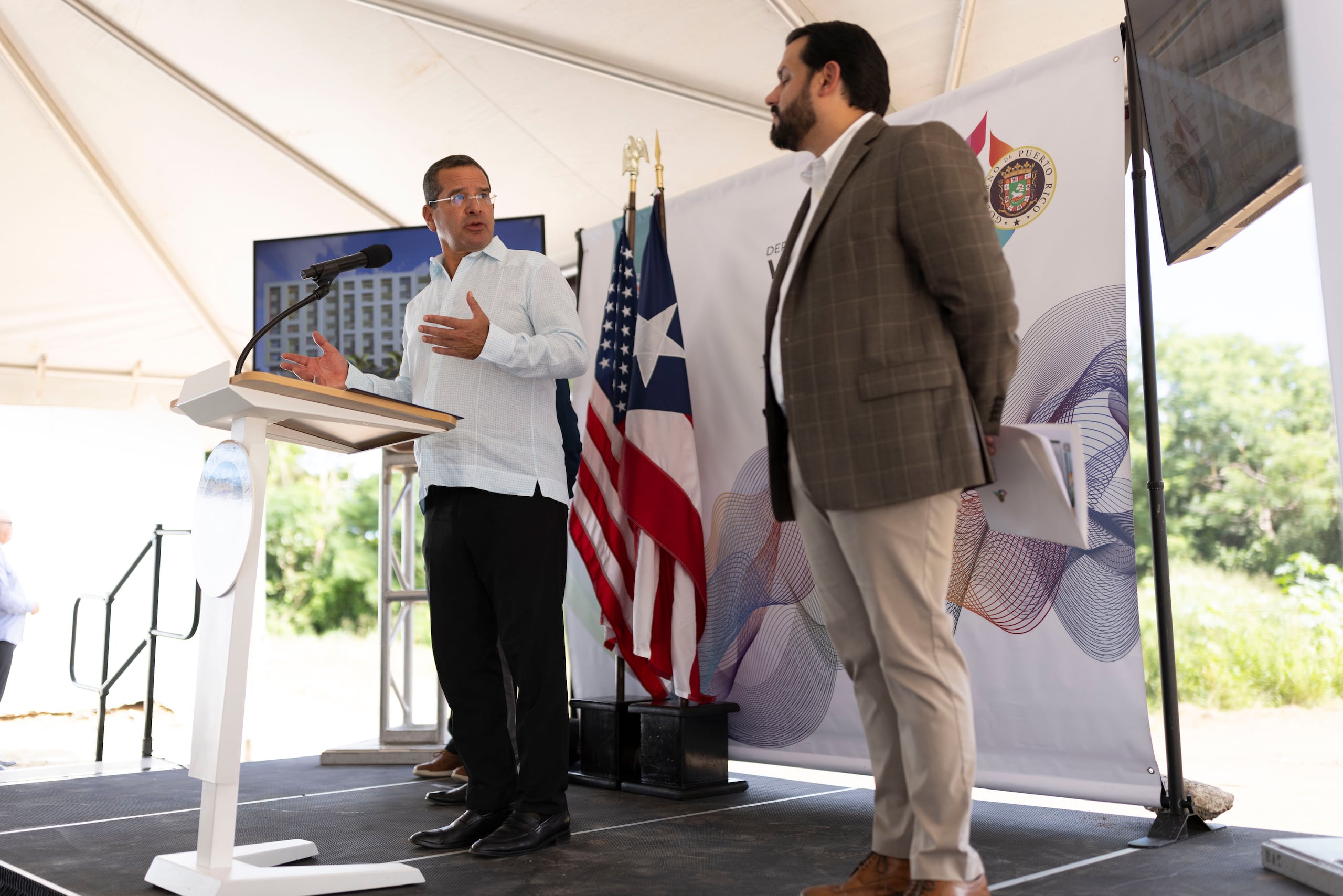 El gobernador Pedro Pierluisi, junto al secretario del Departamento de la Vivienda, William Rodríguez Rodríguez, anunciaron la construcción de los apartamentos para los adultos mayores. (Archivo / GFR Media)
