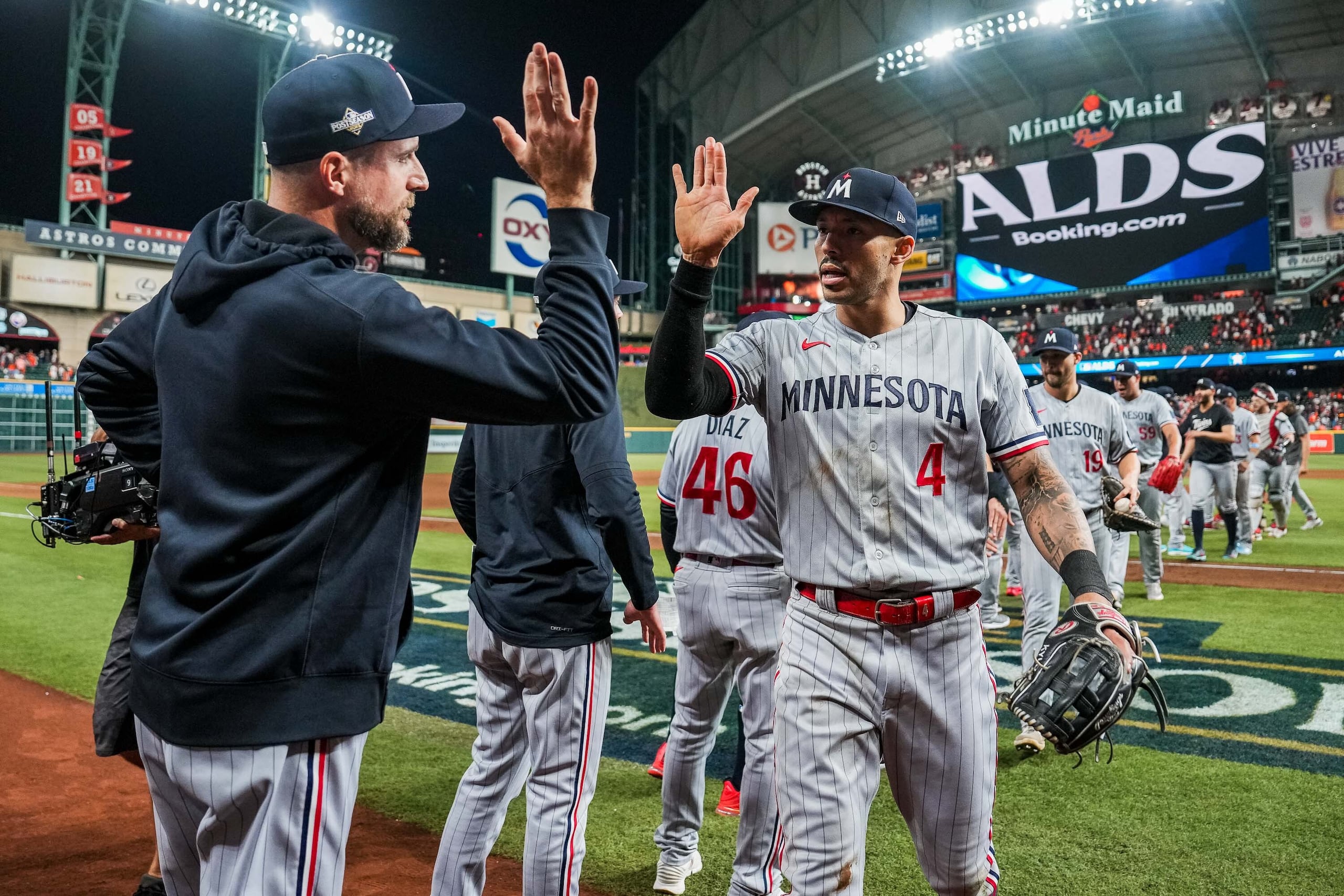 Carlos Correa, en el saludo final, chocando la mano de su mánager Rocco Baldelli